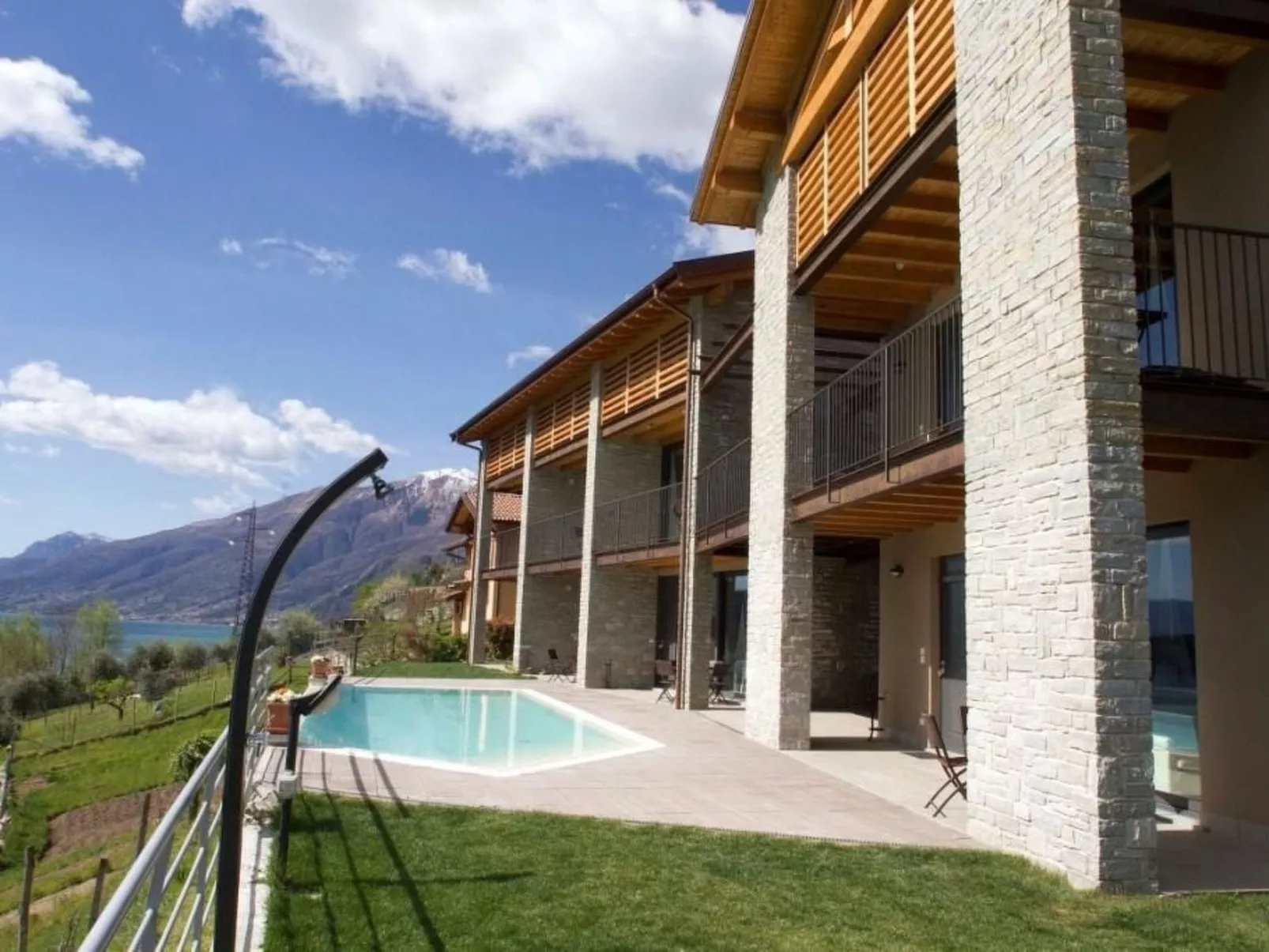 Wohnung mit Privatparkplatz und schöner Aussicht-Dehors