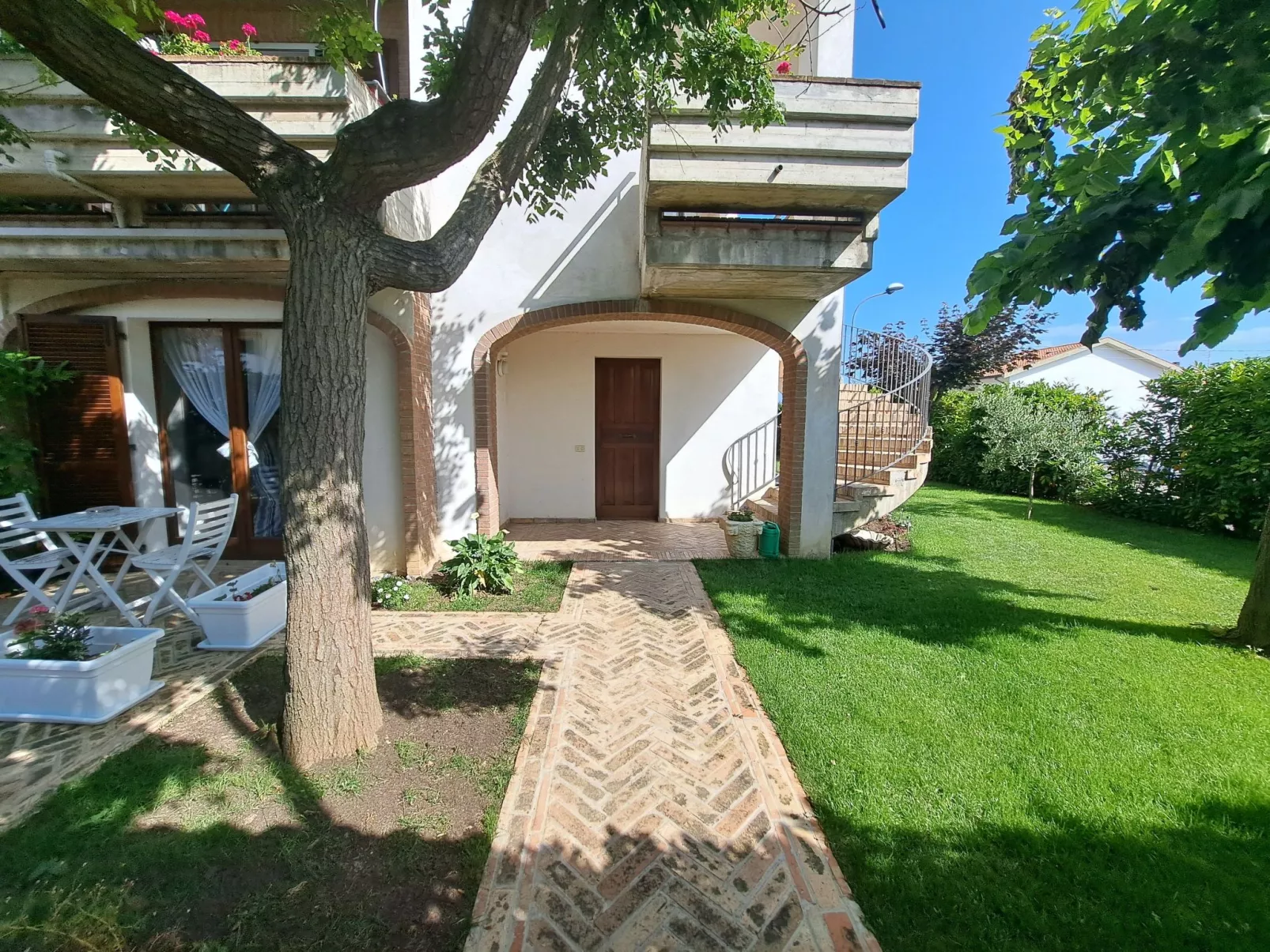 "Daphne Experience".-Outside