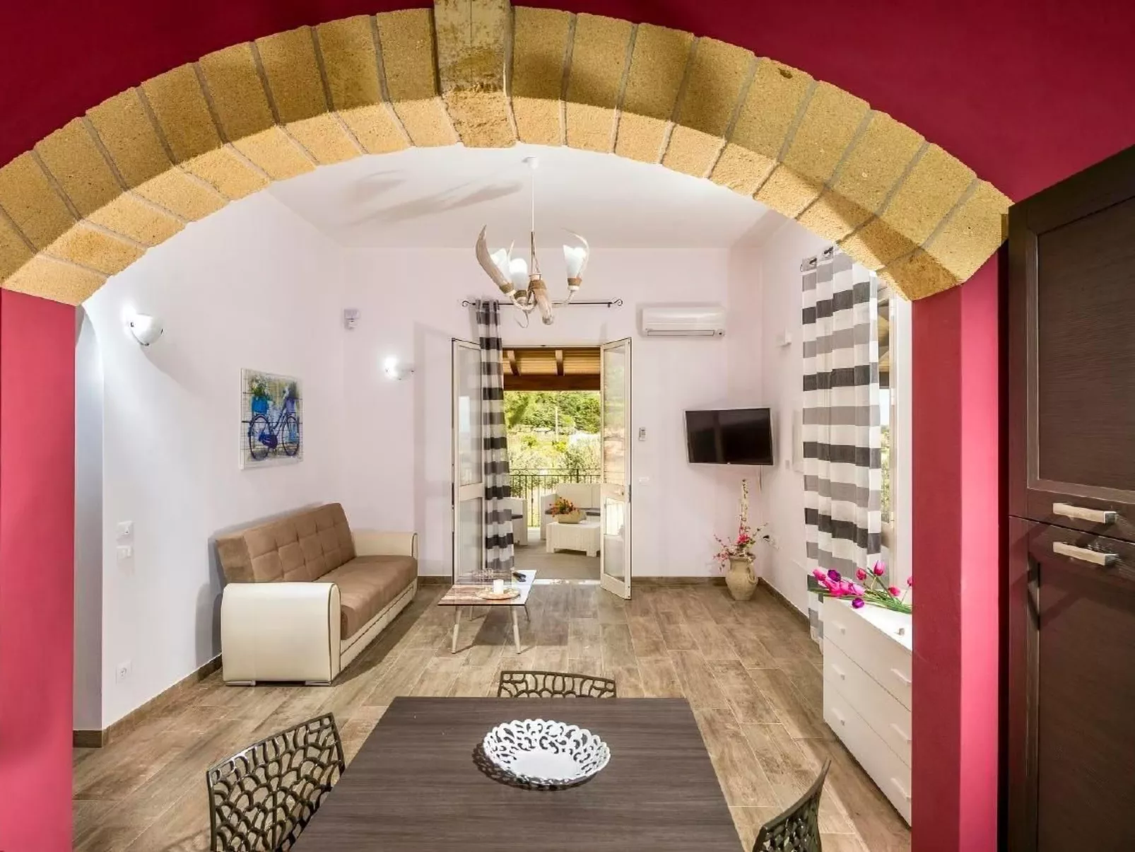 "Mare e Monti" mit eigenem Pool-Dedans