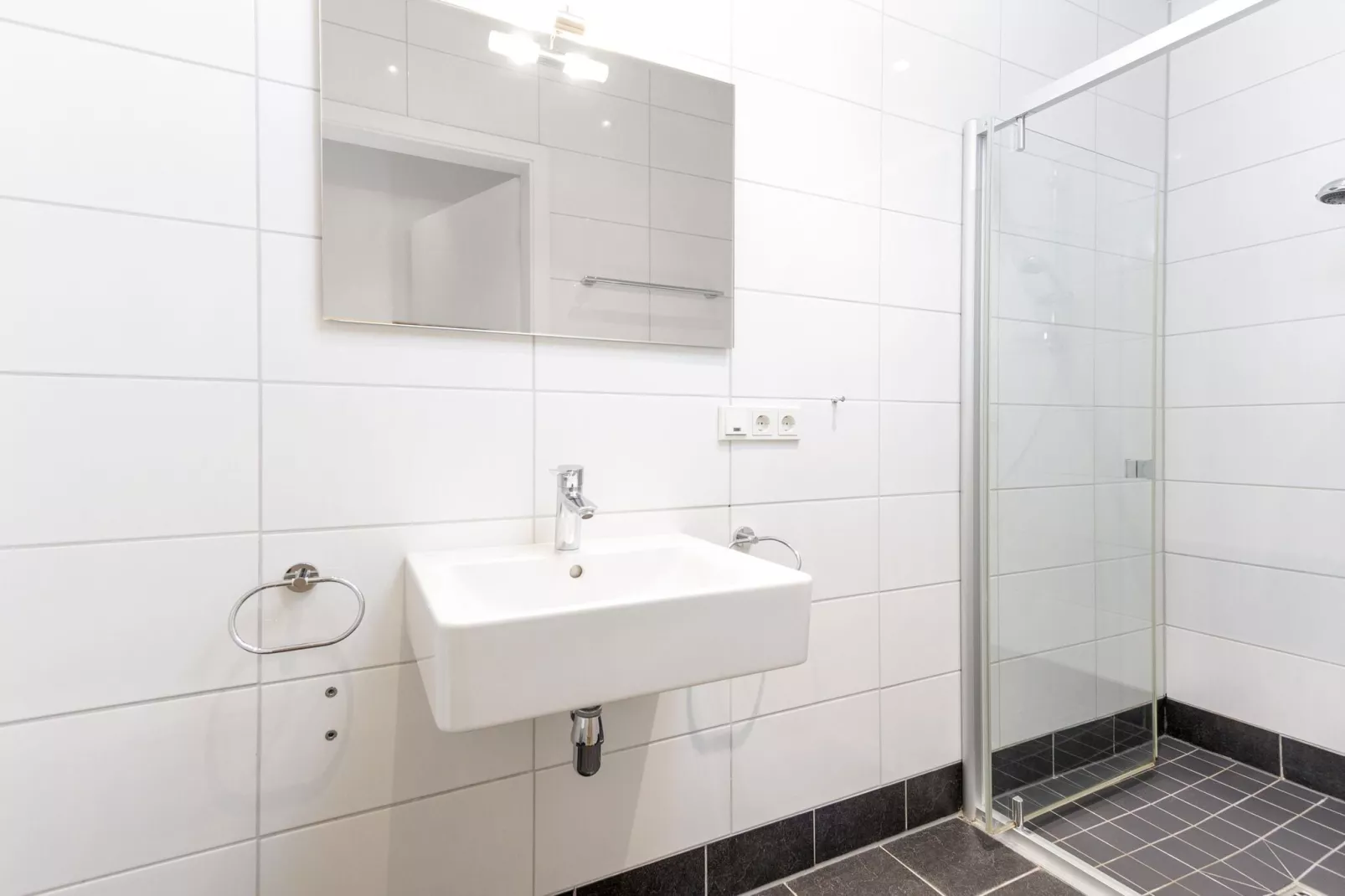 Bungalow Luxus Typ B Campingpark Eifel-Badezimmer