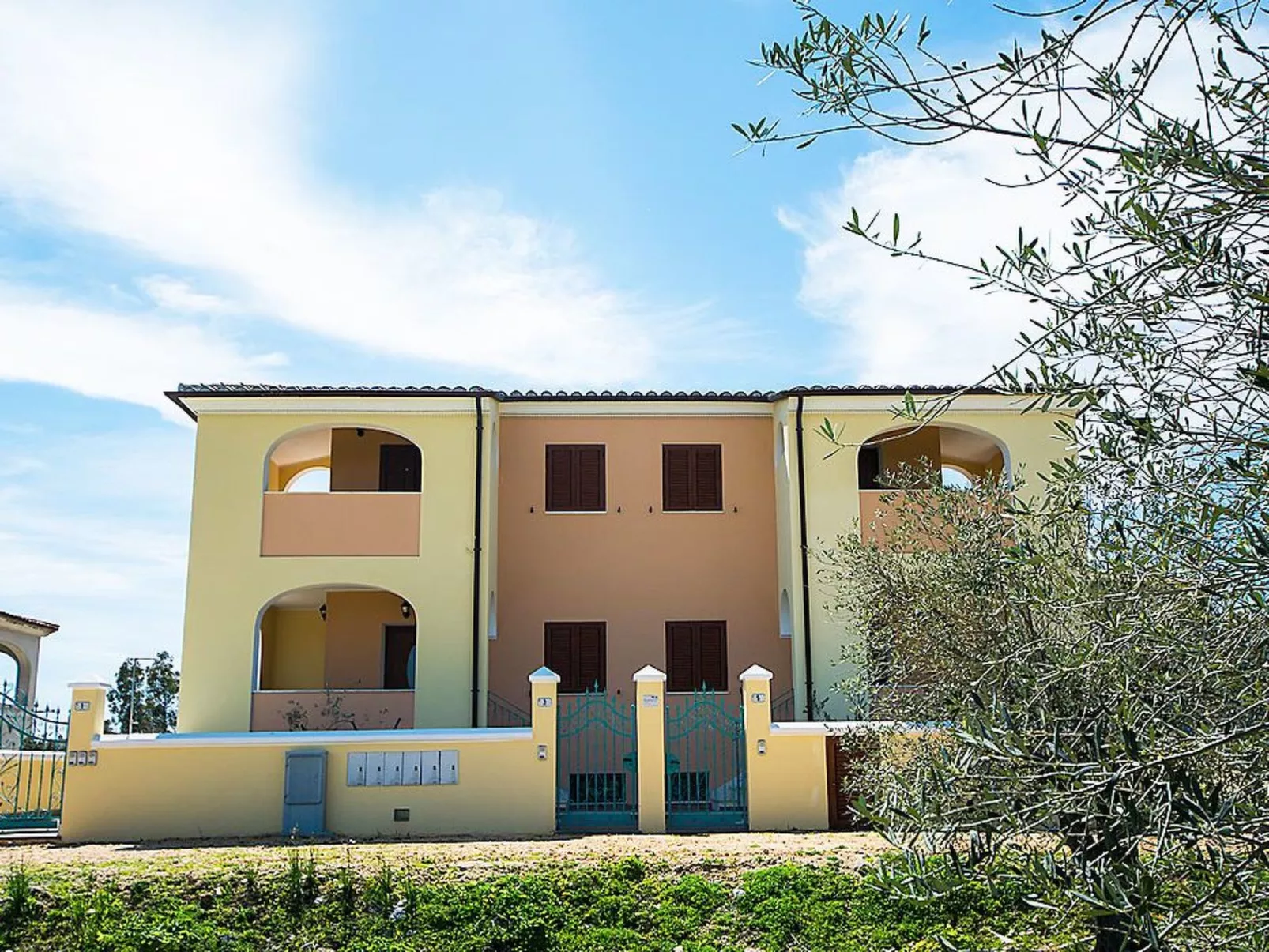 Apt. Orosei 2A, mit gemeinsamem Schwimmbad-Outside