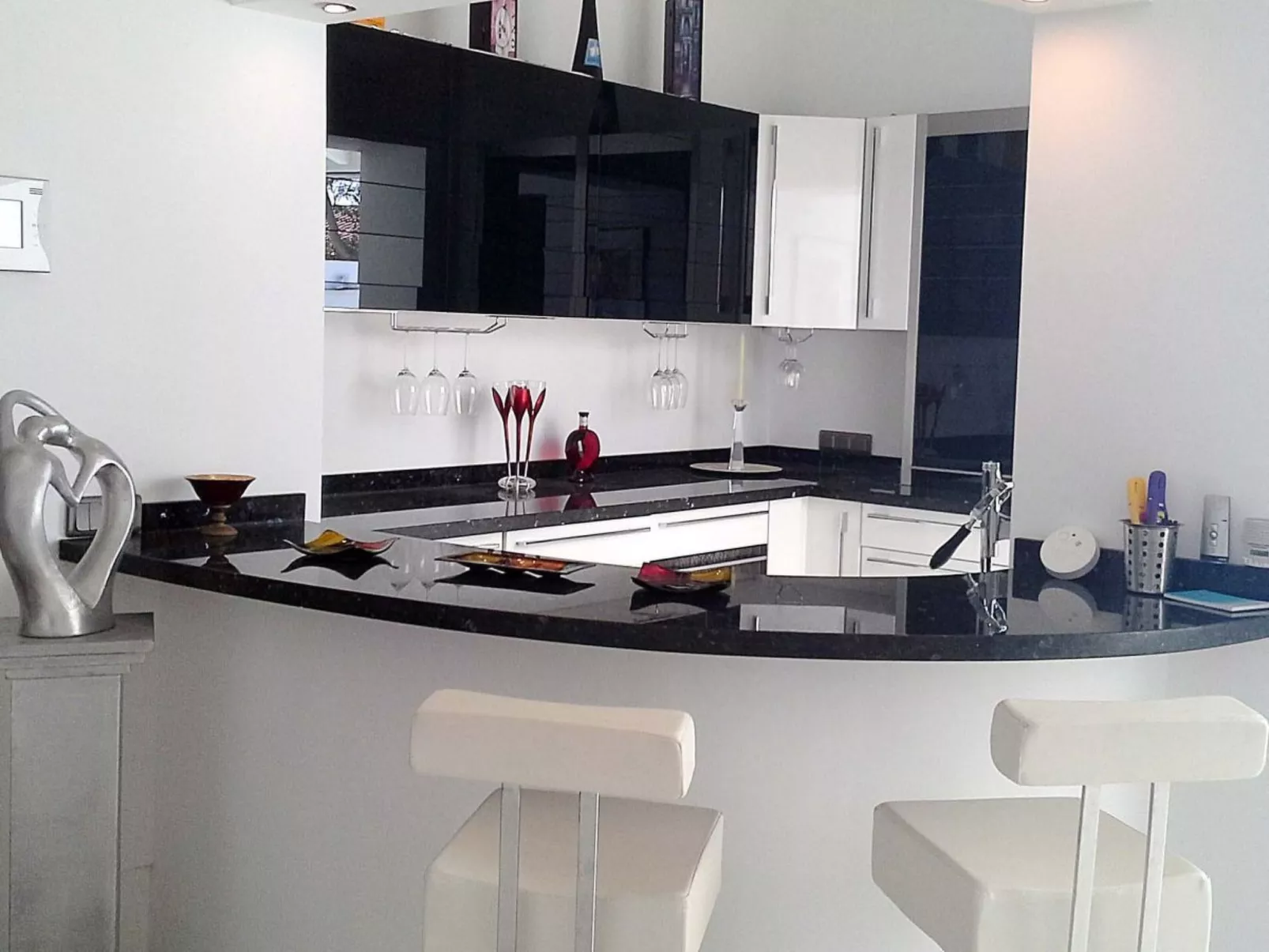 Sonniges Ferienhaus mit Grill, Garten und Pool-Inside