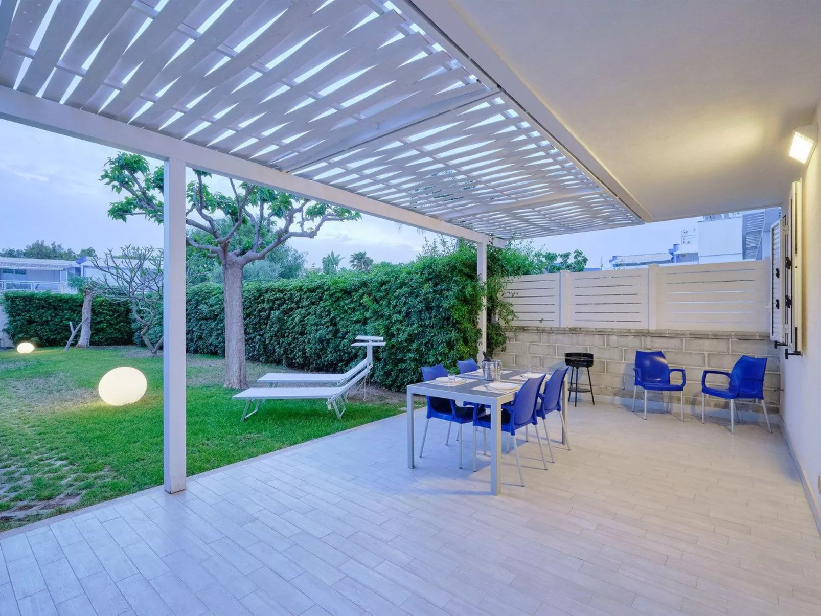 In Marina Di Ragusa mit Terrasse, Grill und Garten-Outside