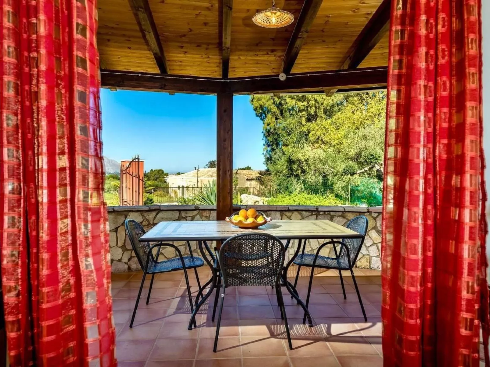 "Flavia" mit eigenem Pool-Outside