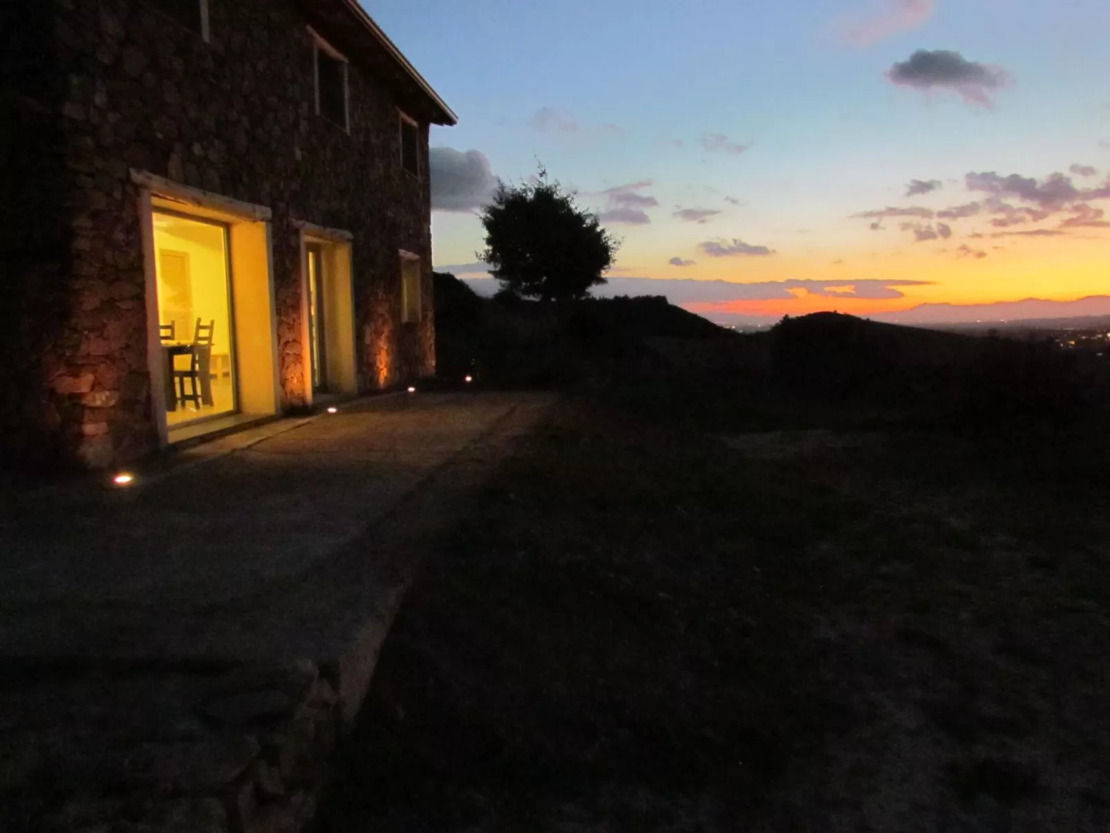 Unterkunft in einer Höhle mit Privatparkplatz-Outside