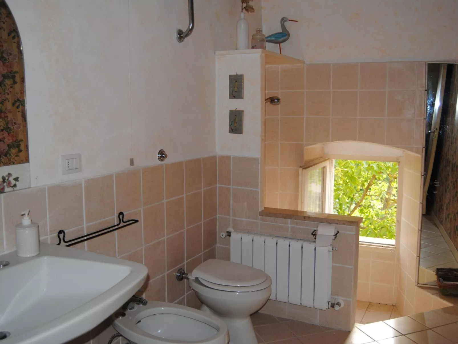 Altes Landhaus mit Schwimmbad und viel Grün-Drinnen