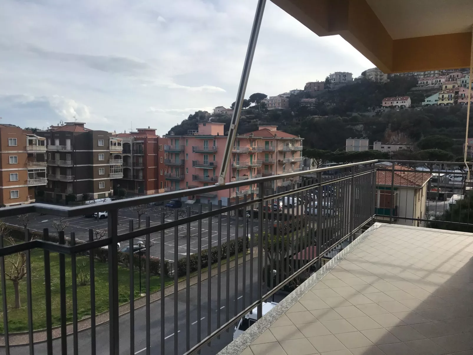 'White' mit Balkon-Draußen