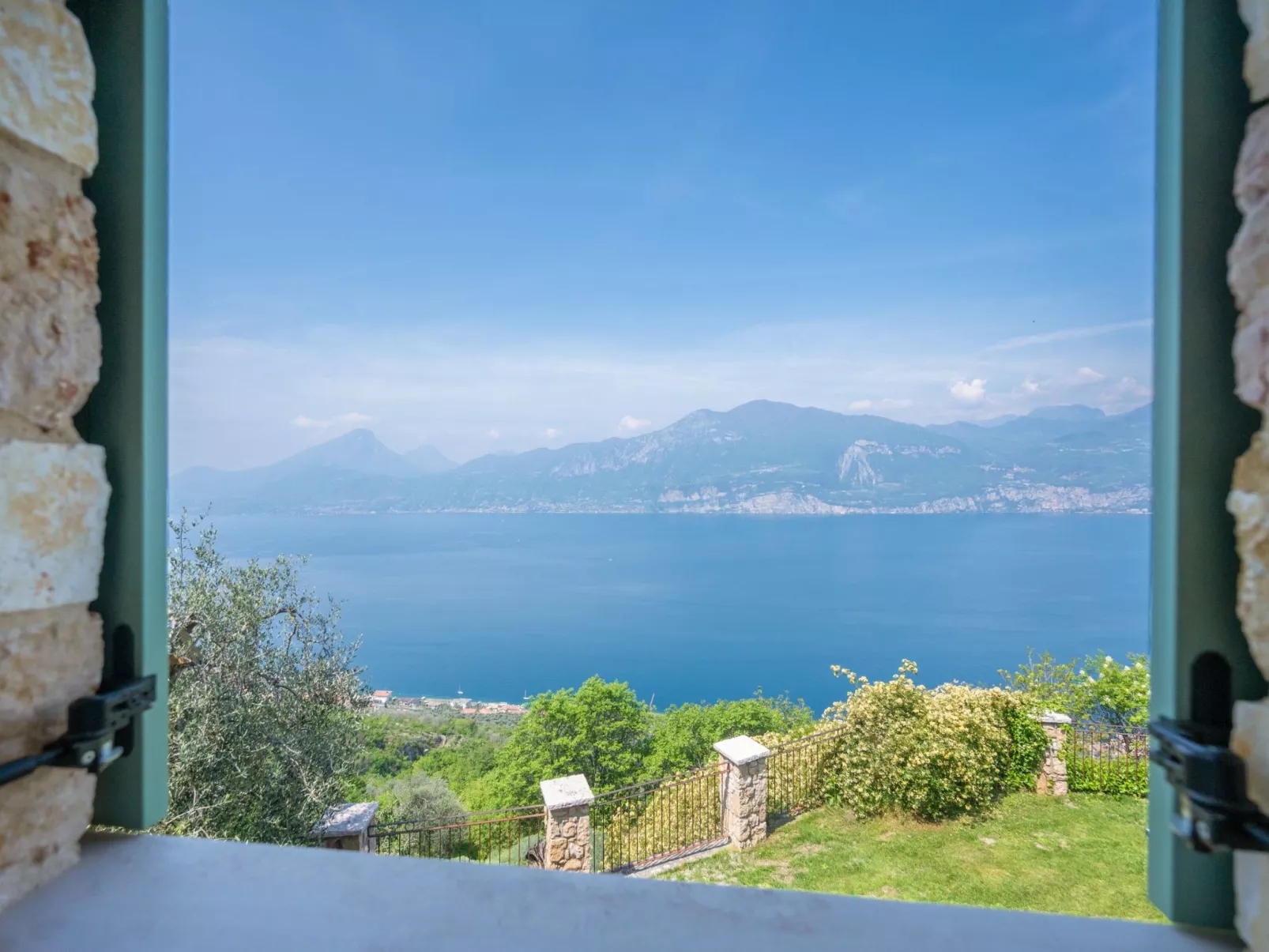 Villa mit schönem Seepanorama und Naturteich-Outside