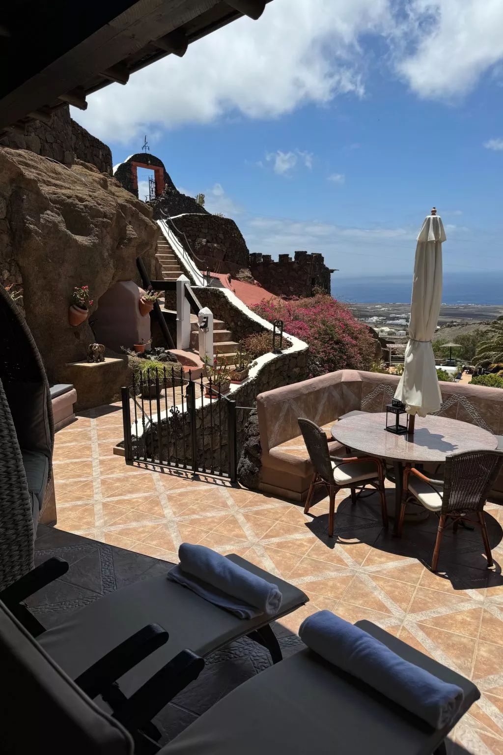 Schlafen in einer vulkanischen Höhle-Inside