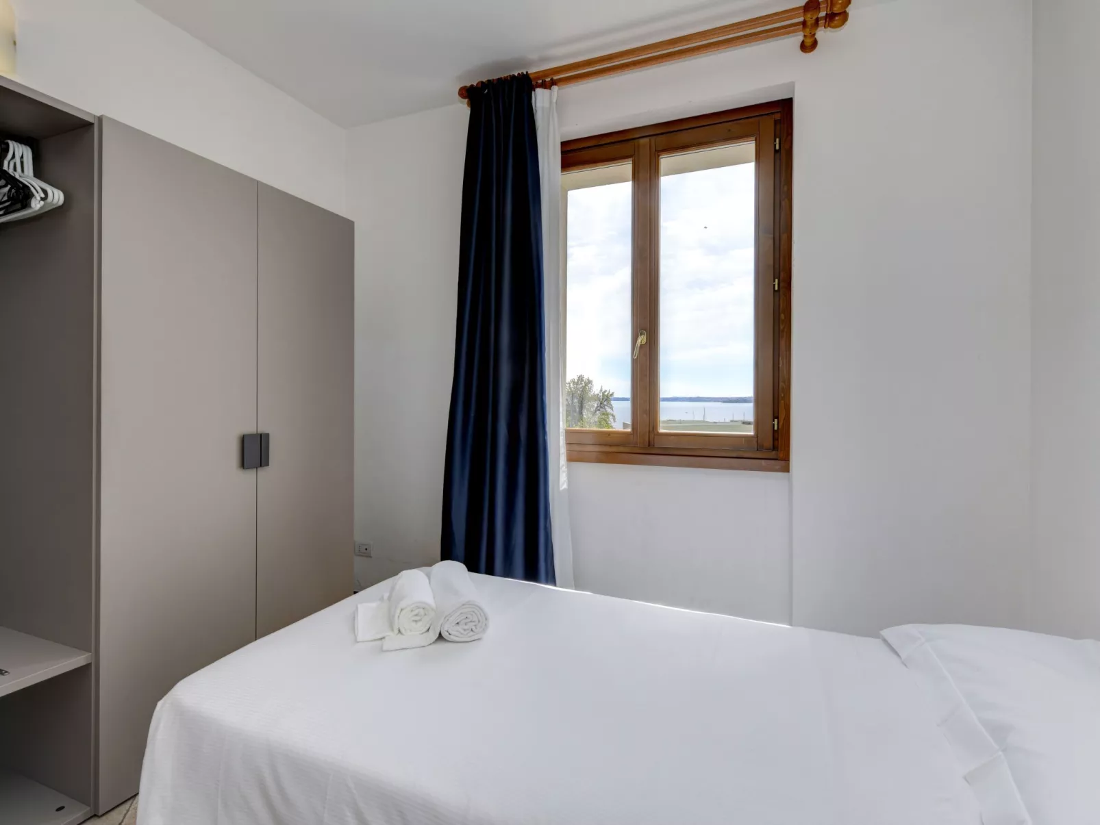 Wohnung mit Balkon, Schwimmbad und Seeblick-Inside