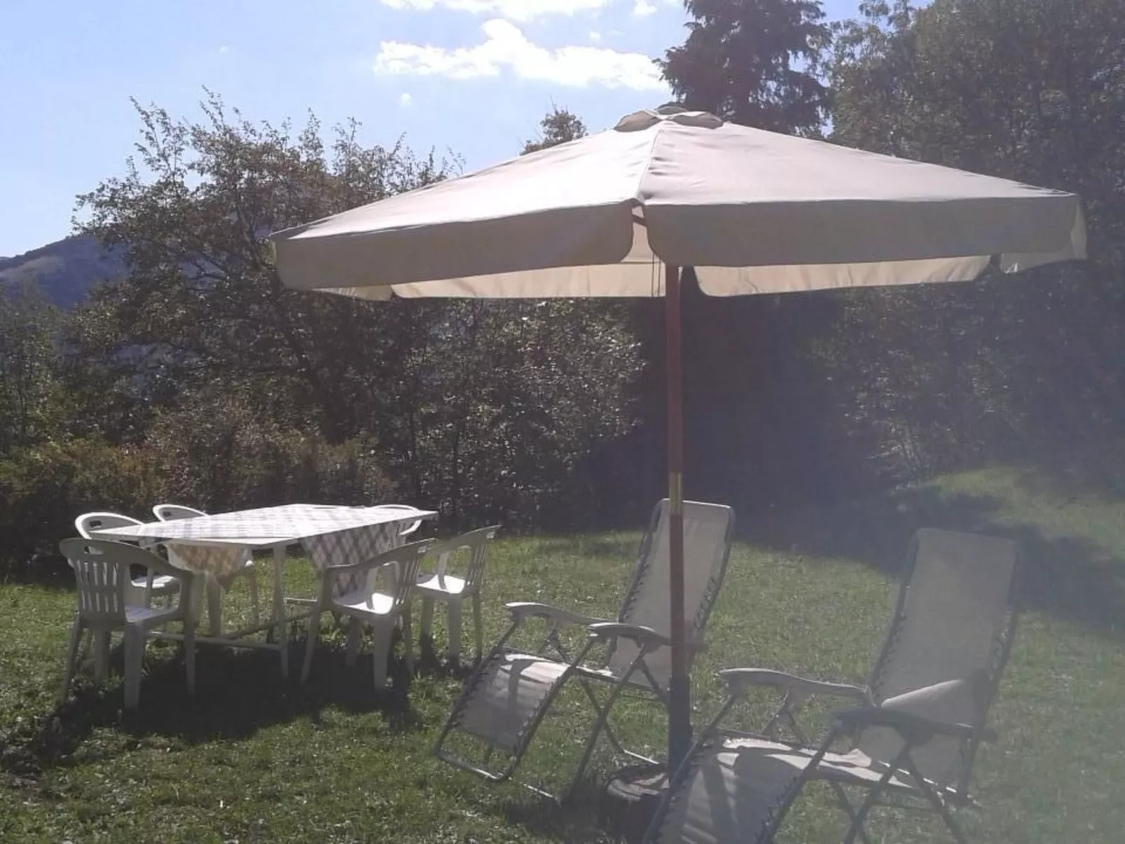 In Panoramalage in Solto Collina-Dehors