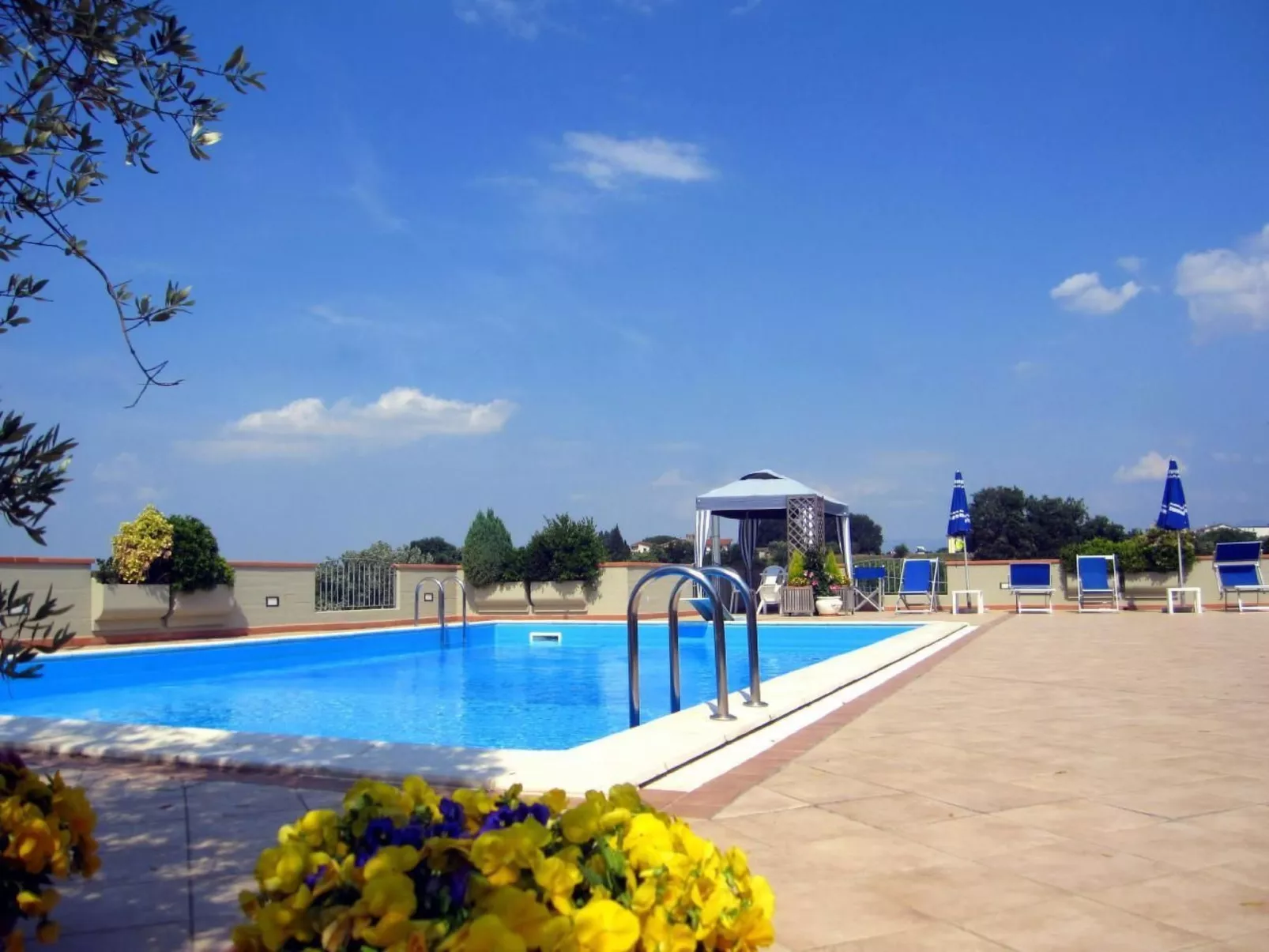 Anwesen mit Gemeinschaftspool-Outside