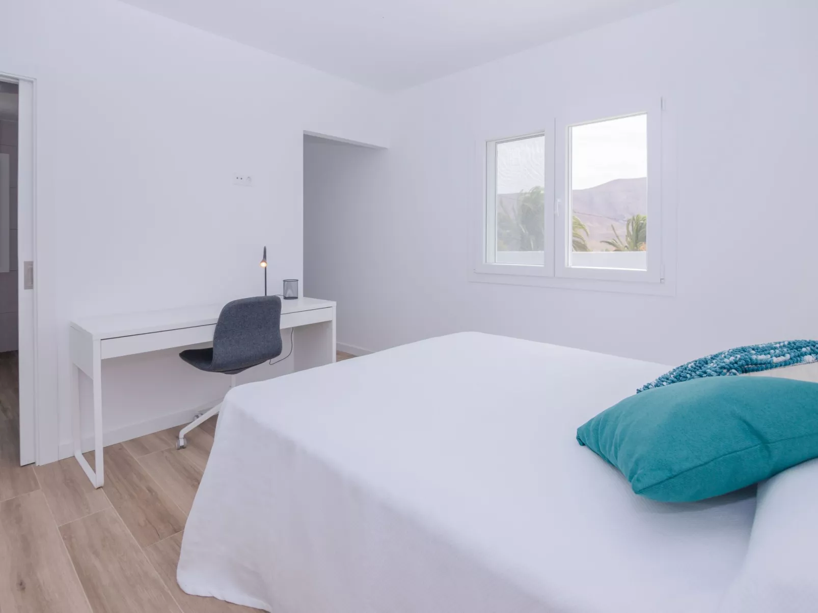 Modernes und helles Ferienhaus direkt am Meer, mit zwei großen Terrassen, Garte-Drinnen