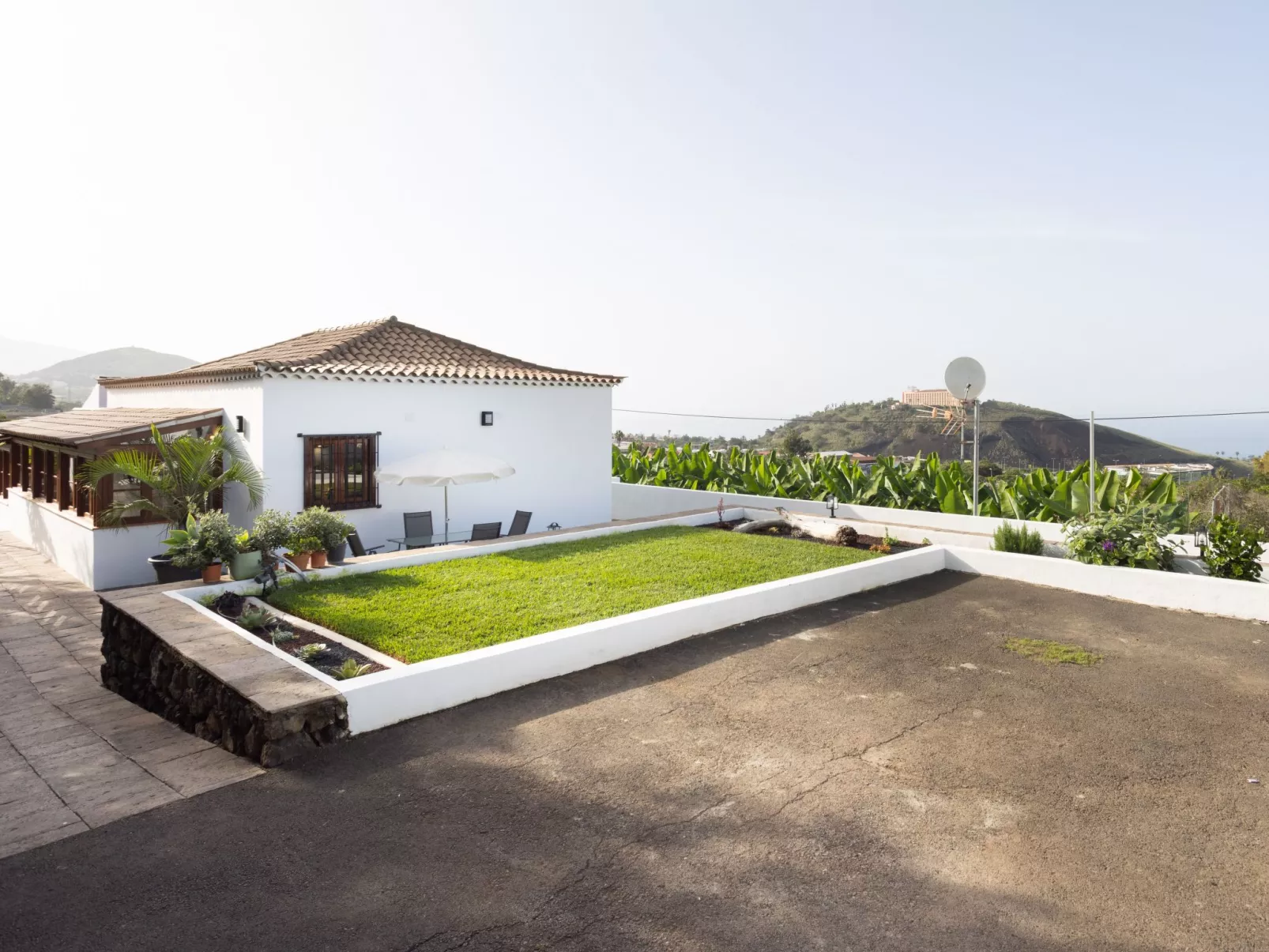 Cruz de los Martillos-Outside