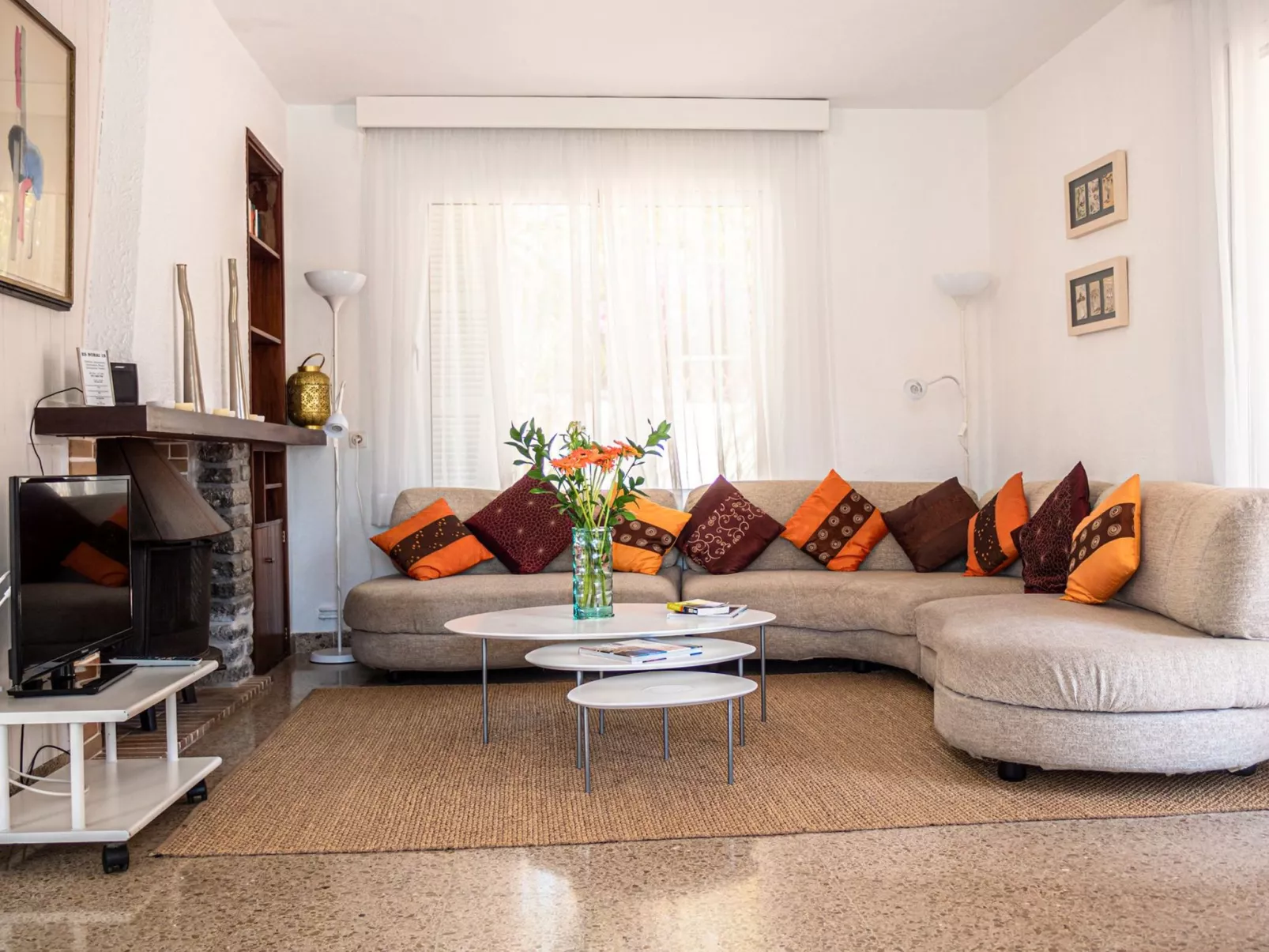 Landhaus mit Garten, Sonnenterrasse sowie überdachter Terrasse und Pool in Stra-Inside