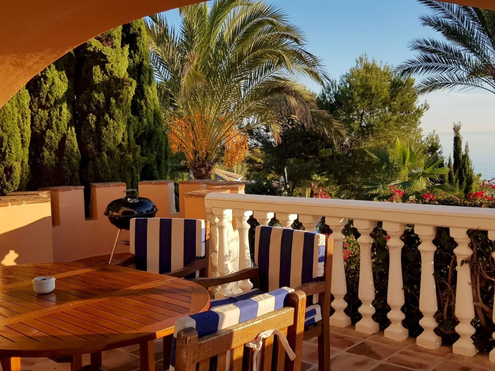 Mit Blick auf das Wasser-Outside