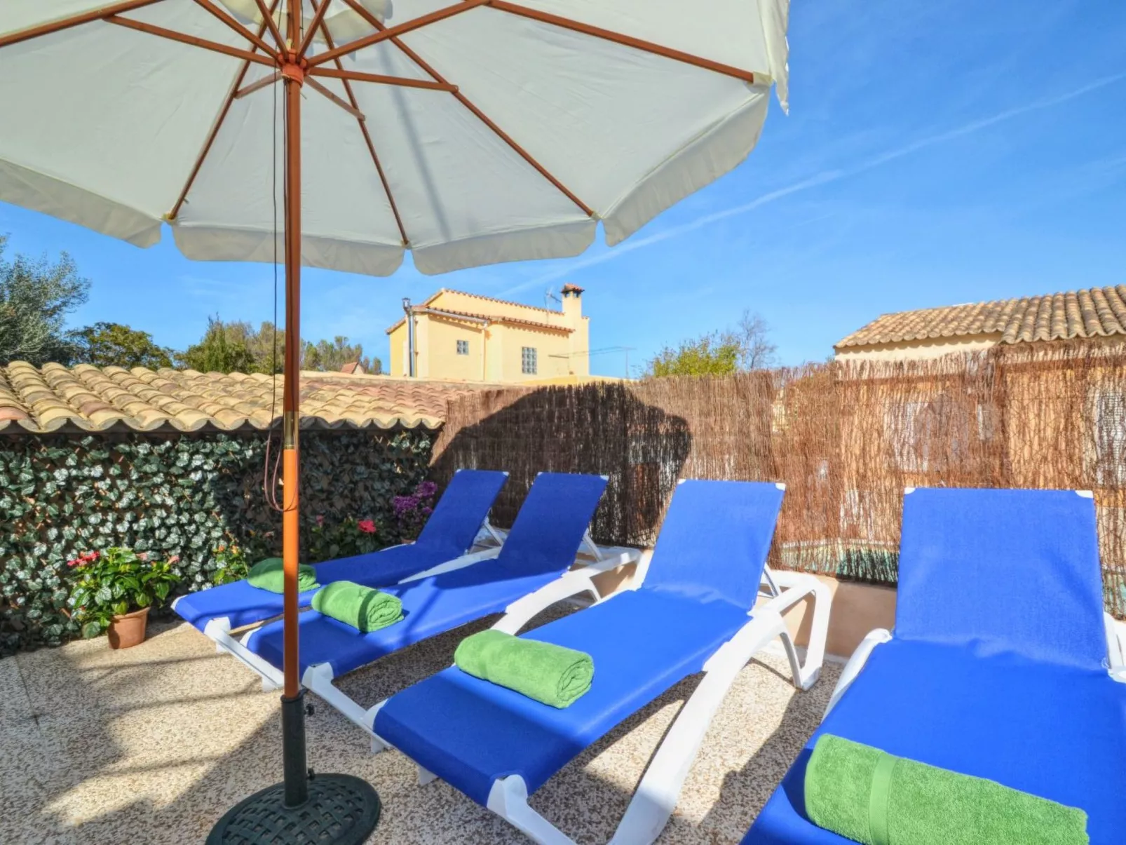 Schöne Villa mit Pool und Garten-Image-tags.info