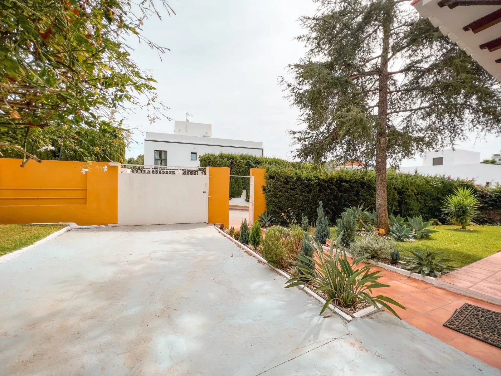 Schöne Villa, großer Pool und Garten-Outside