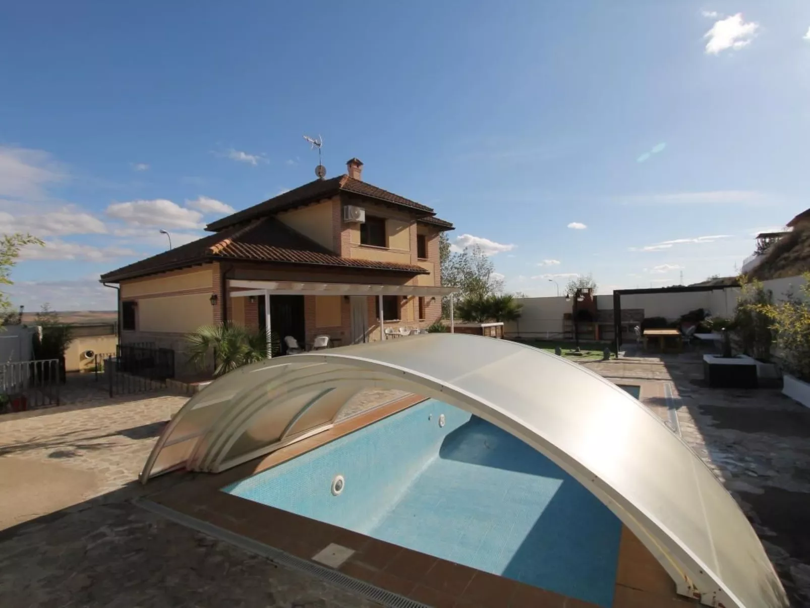 In Seseña mit großem Garten-Outside