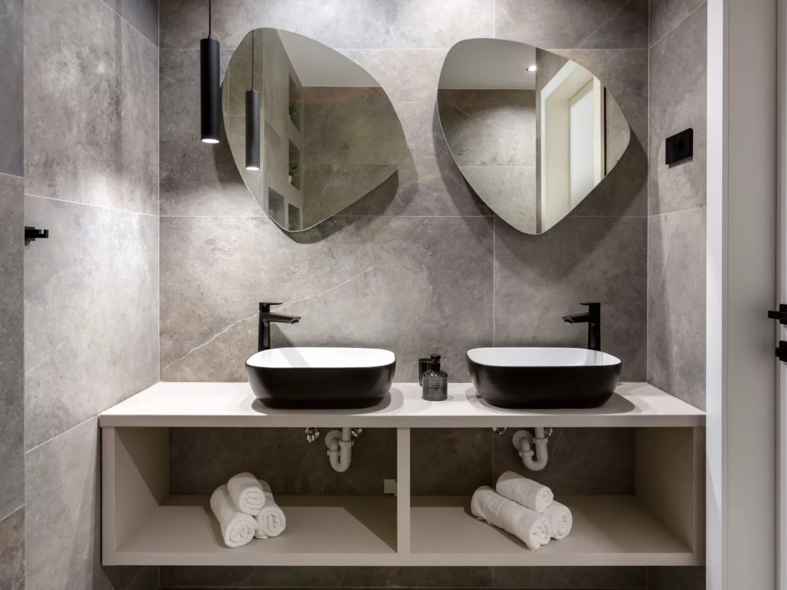 "A'more Bijeca" direkt am Strand-Drinnen