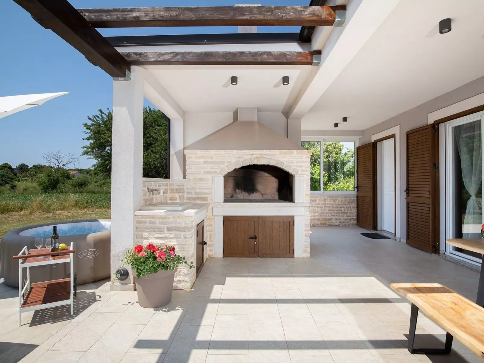 In Pomer mit Parkplatz-Draußen