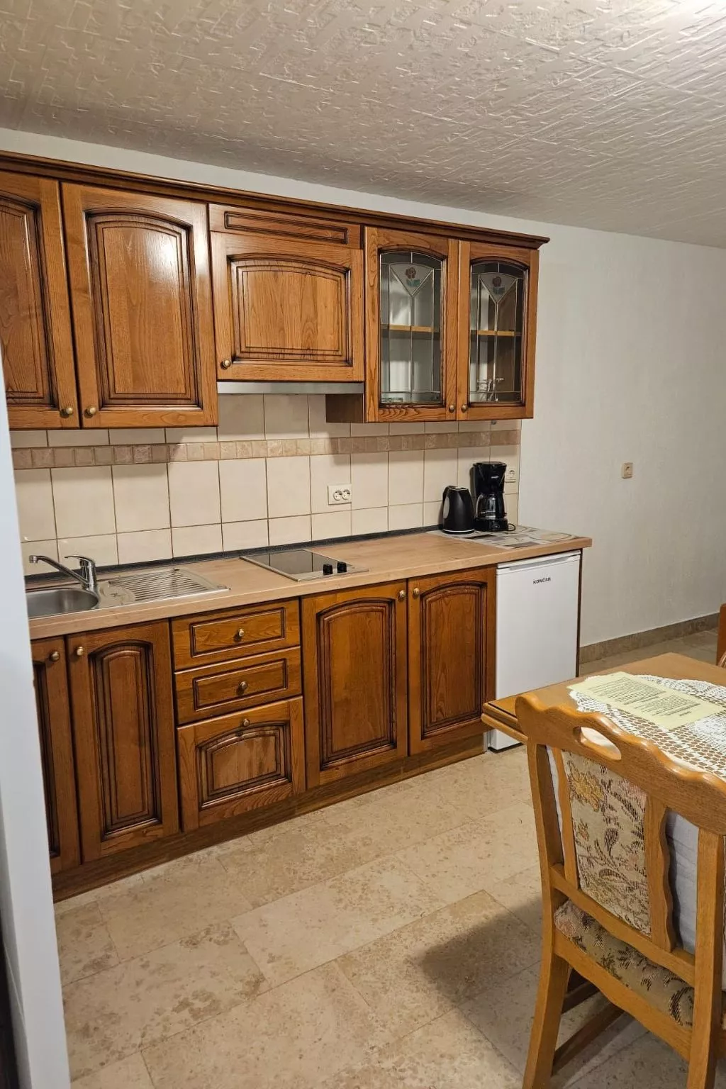 "Second" mit Terrasse-Drinnen