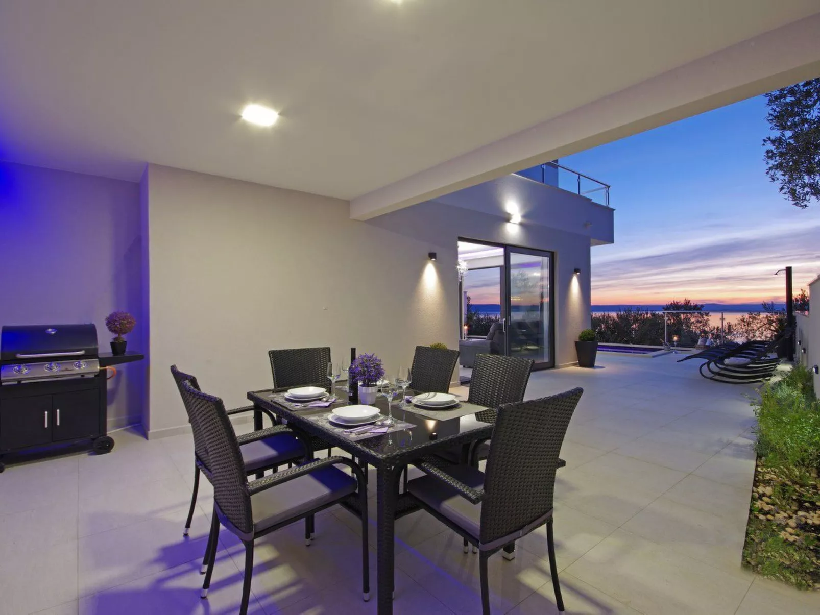 In Makarska mit Schöner Terrasse-Outside