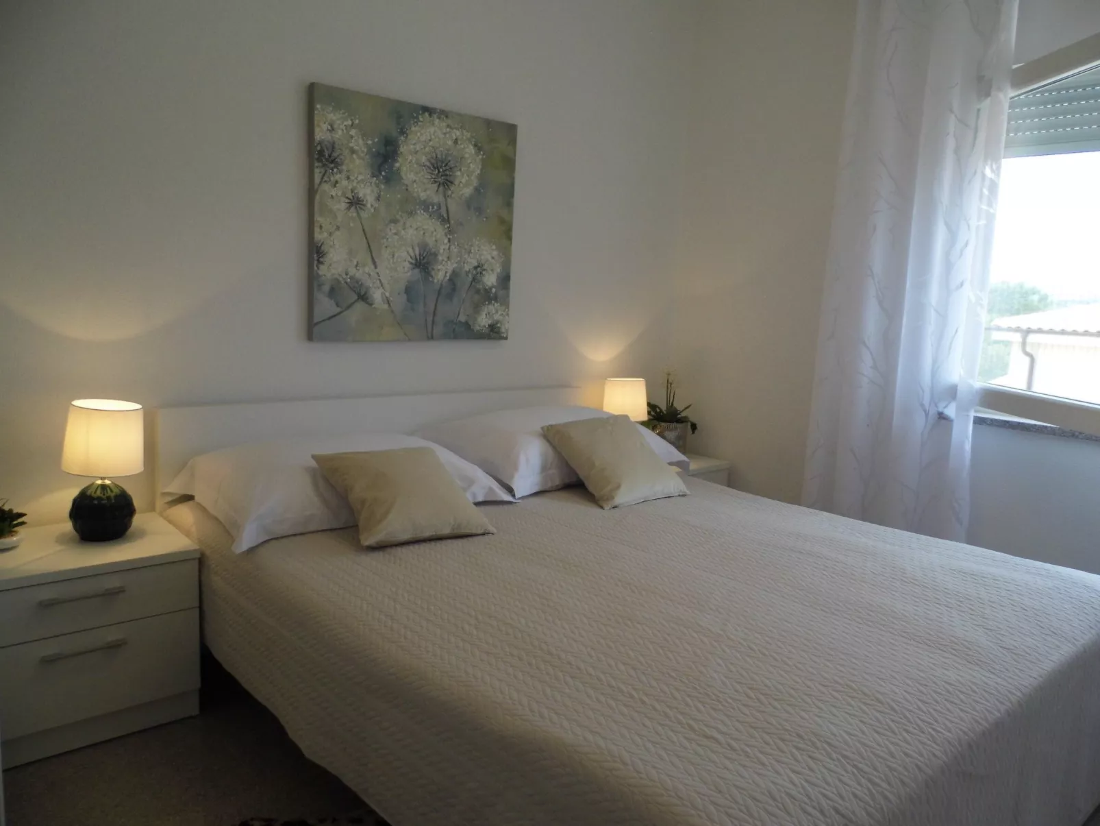 Ausgezeichnete neue und moderne Wohnung-Inside