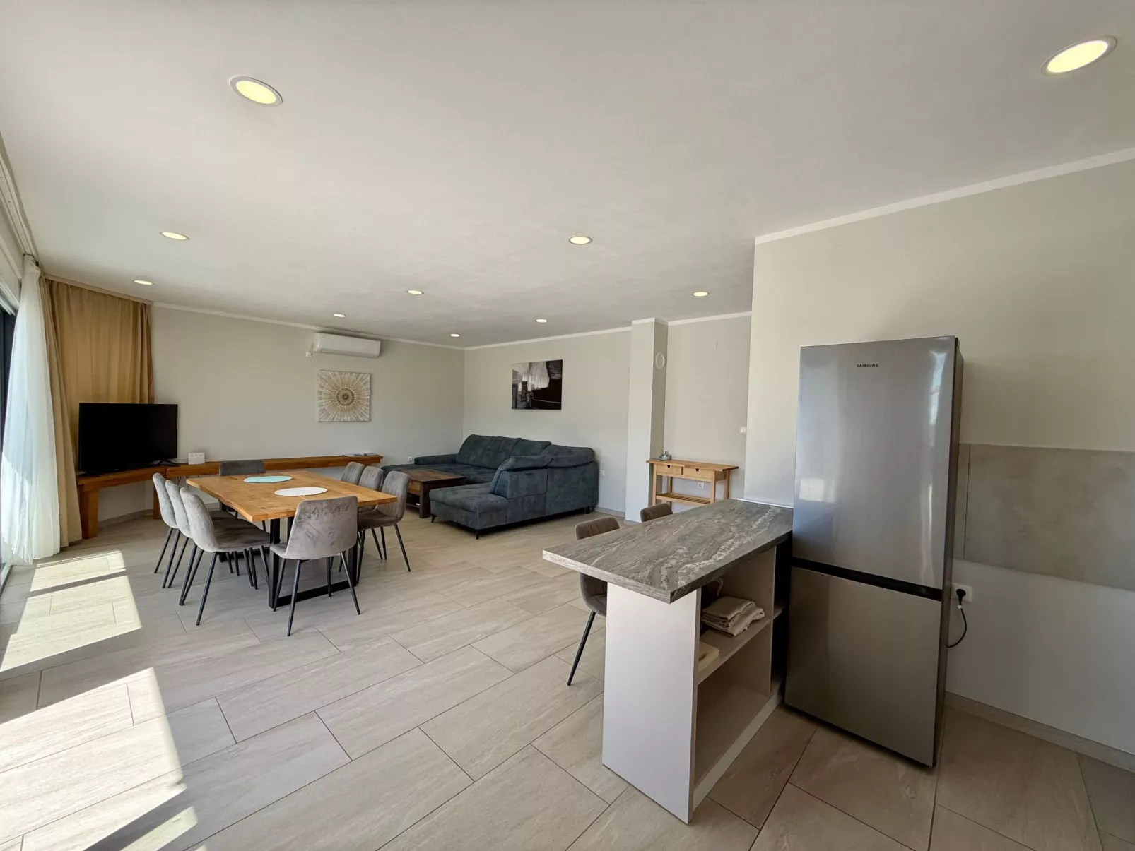 Schöne moderne Villa v-Dedans