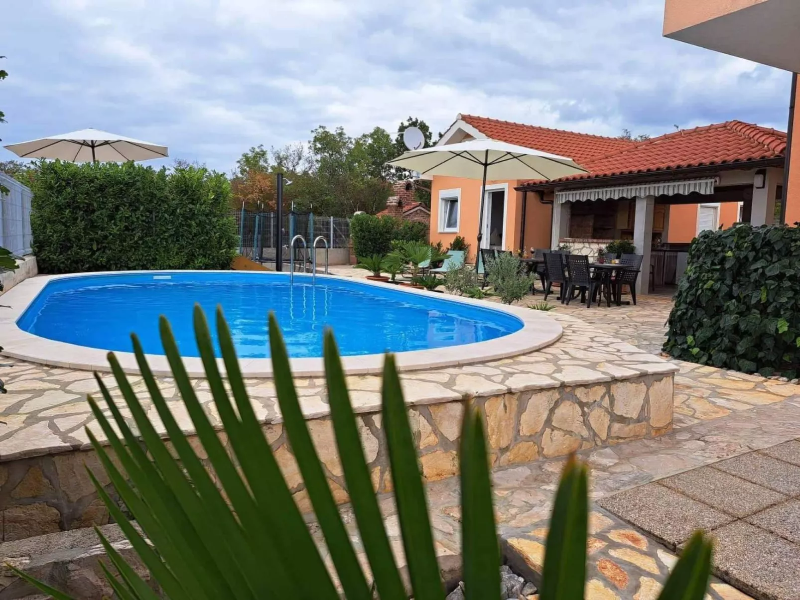 "Nette App in der Nähe des Pools"-Outside