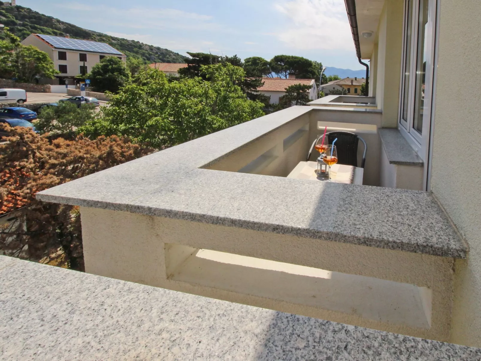 Modern eingerichtete Apartment ideal für junge Paaren im Zentrum von Baska-Dehors