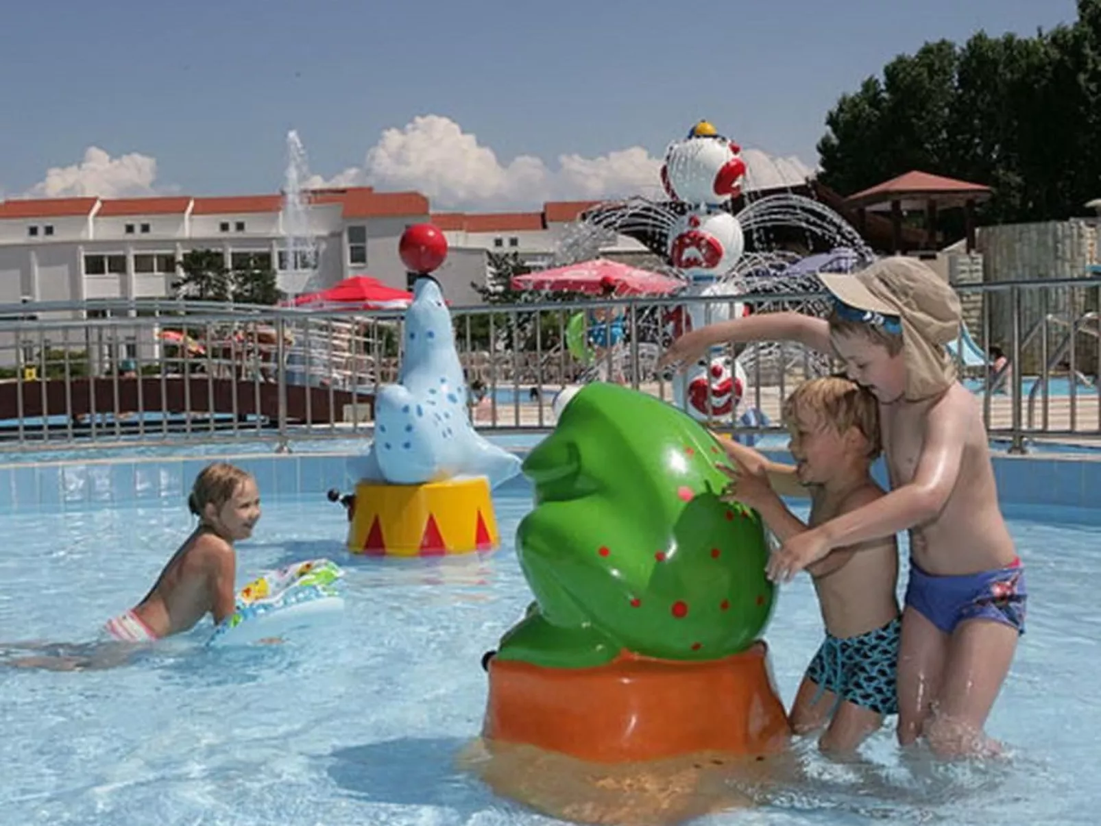 Corinthia 4 - Draußen