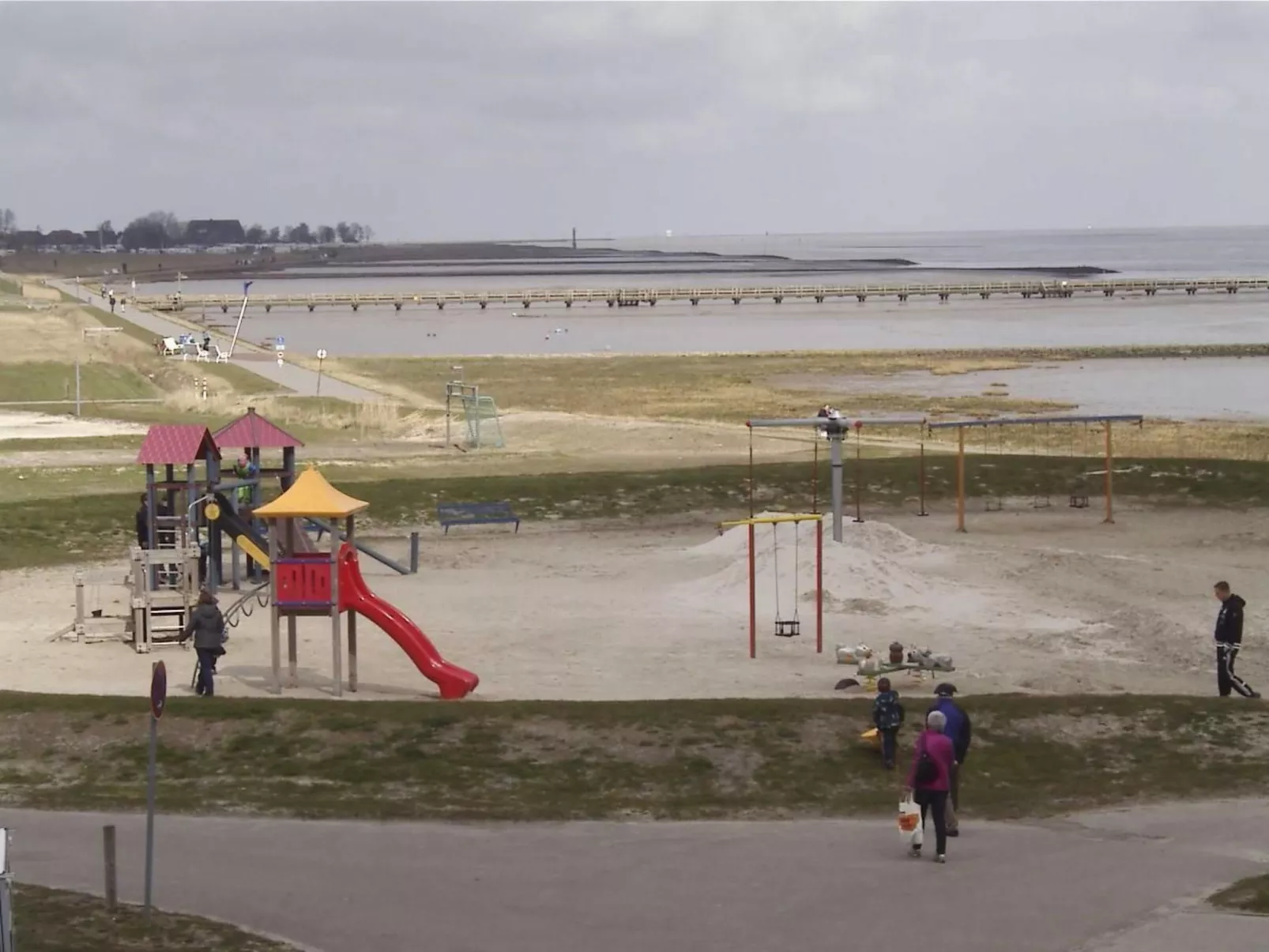 In Burhave mit Terrasse und Grill-Draußen