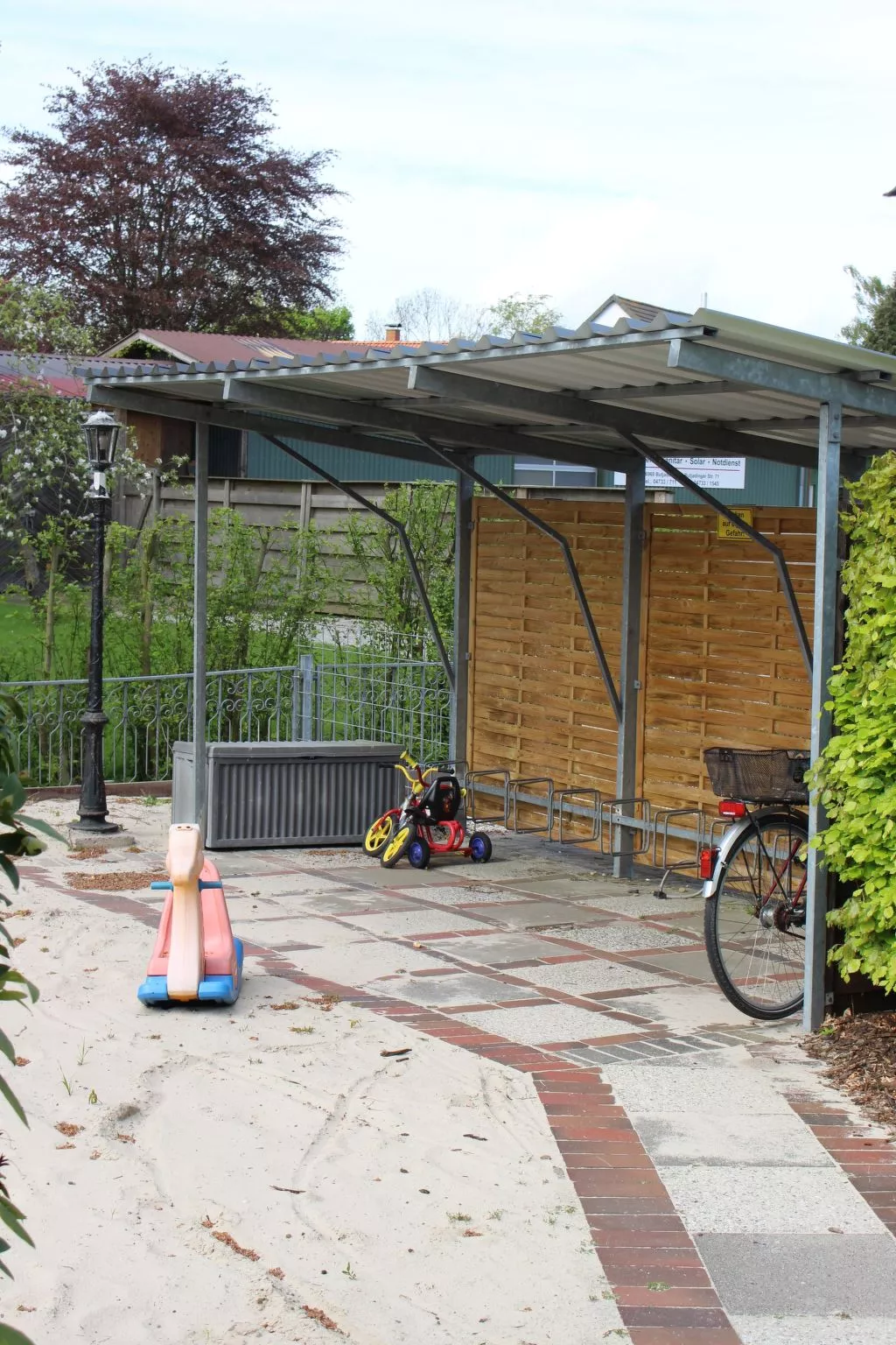 Geräumige Ferienwohnung in Burhave mit Grill, Garten und Pool-Draußen