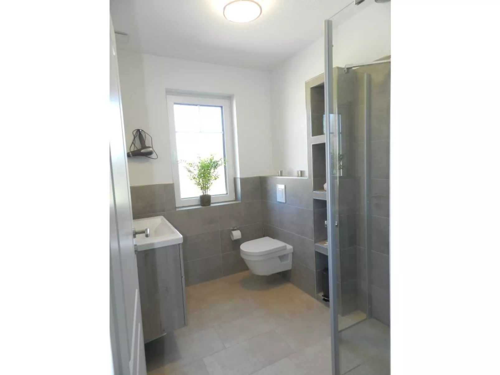 In Burhave mit Kleinem Garten-Drinnen