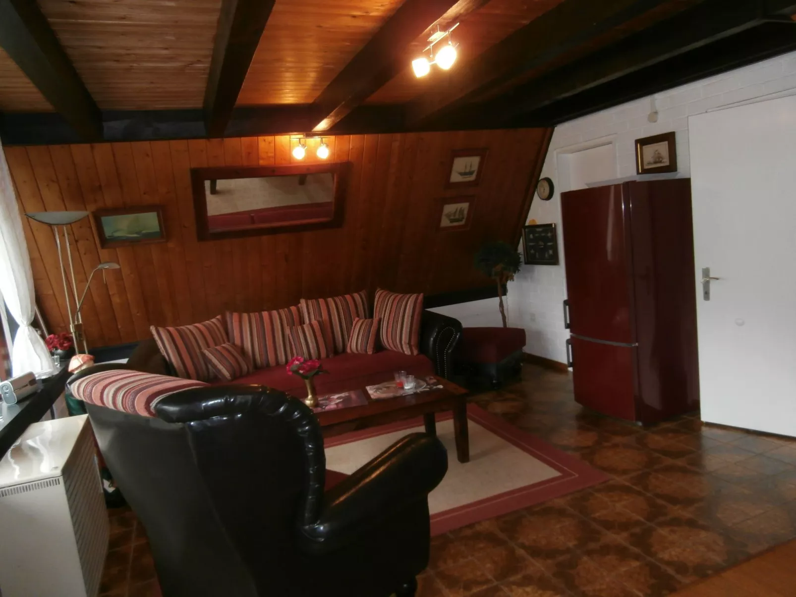 Uriges Ferienhaus mit Garten und Grill-Drinnen