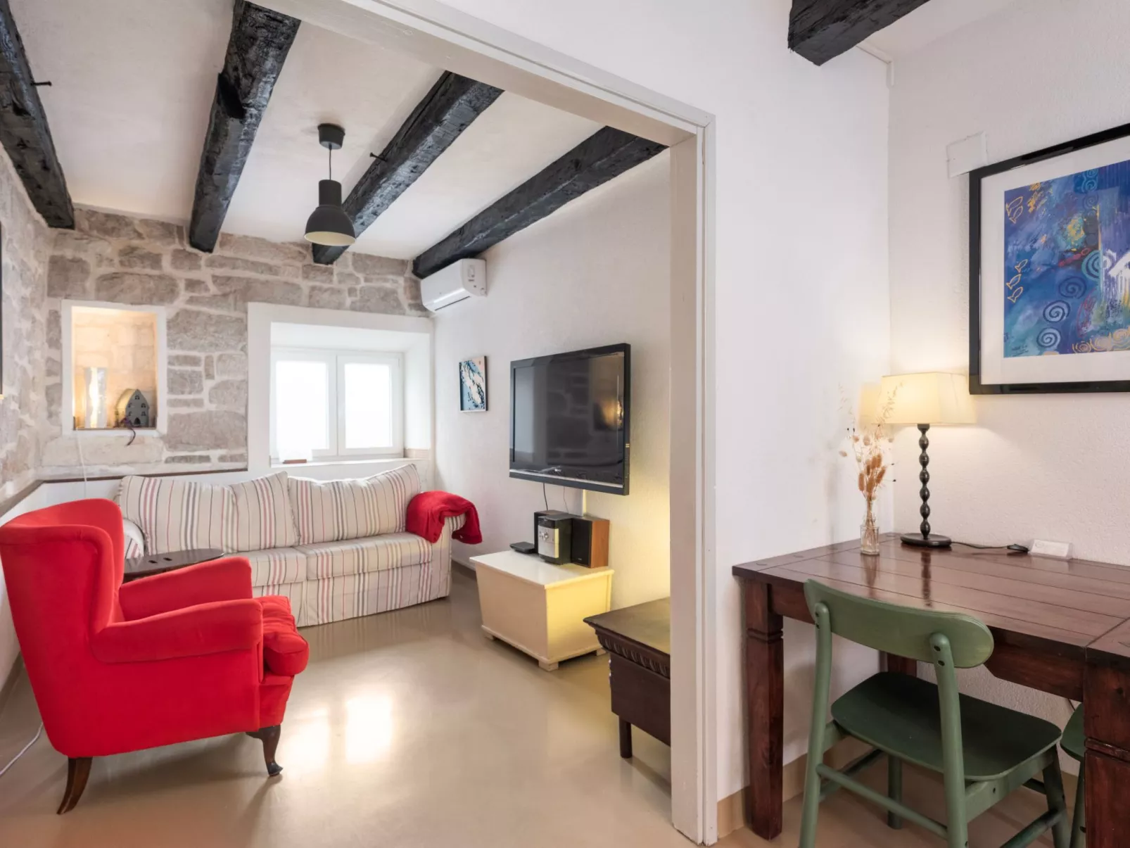 "Hanna" mit Blick auf das Wasser-Drinnen