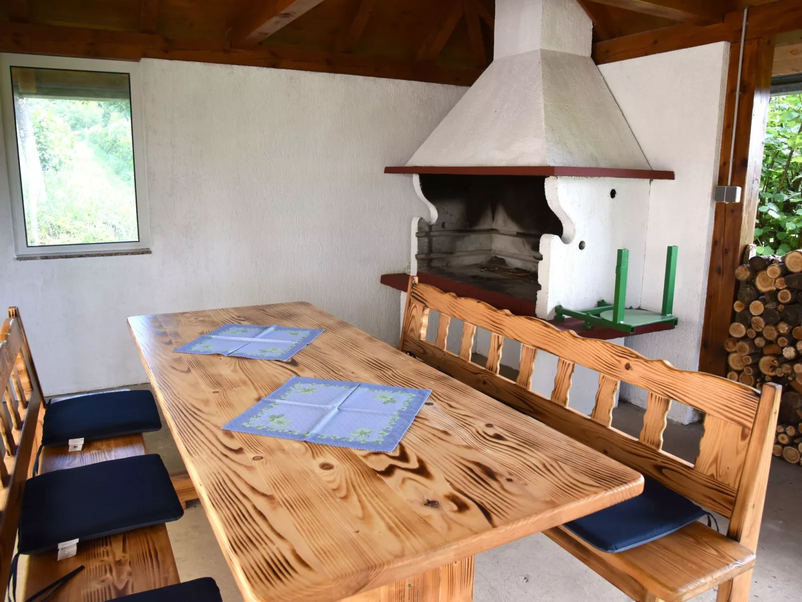 Hütte mit Garten, Grill und Terrasse-Outside