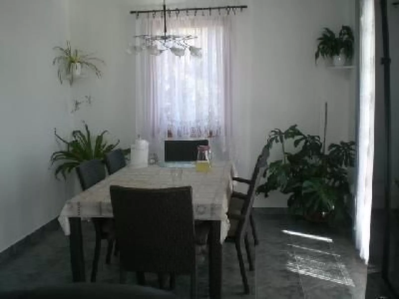 "Tutuila" mit Blick auf das Wasser-Inside