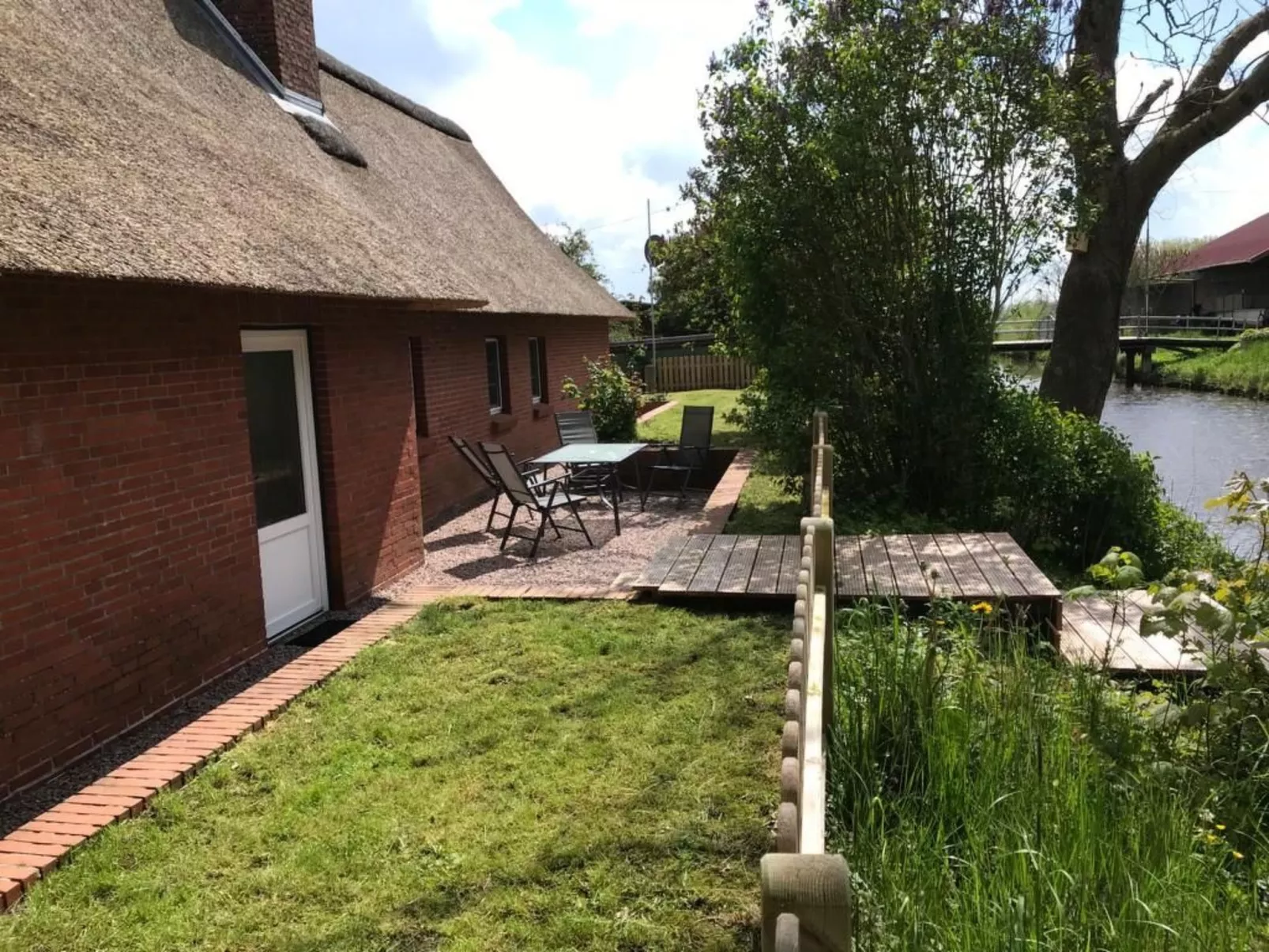 Gemütliches Reetdachhaus in Schleswig-Holstein-Dehors