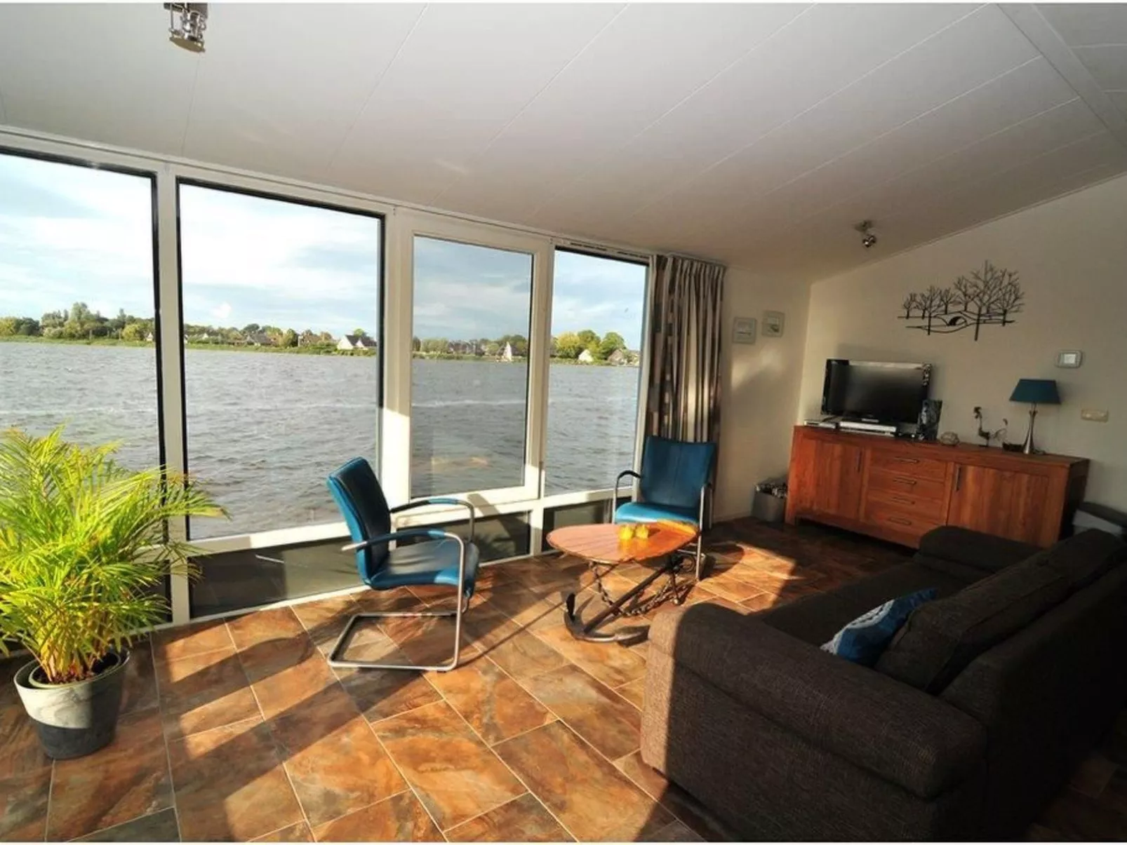 Boot "De Frijheit" mit Blick auf das Wasser-Dedans