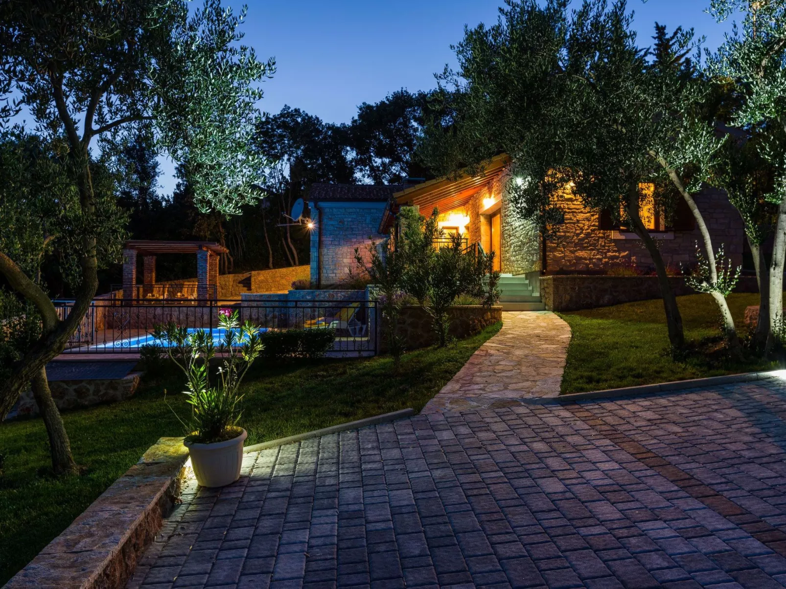 Ferienvilla Roko mit beheiztem Pool-Draußen