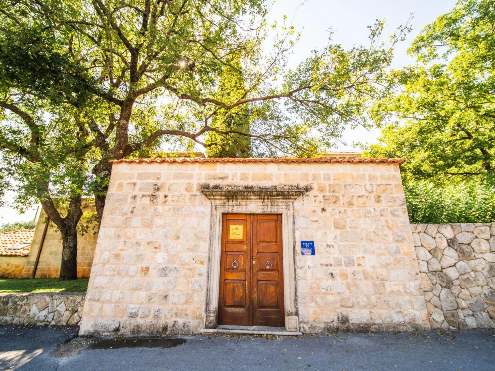 Traditionelles Steinhaus mit privatem beheiztem Pool-Outside