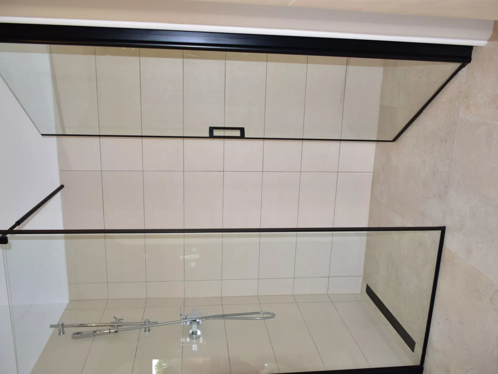 Mit Blick auf das Wasser-Drinnen