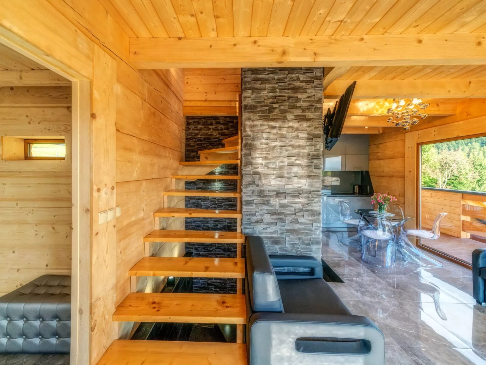 Mit Entspannung im Jacuzzi-Drinnen