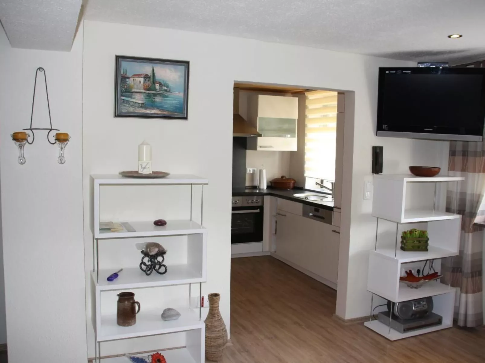 Mit Blick auf das Wasser-Dedans