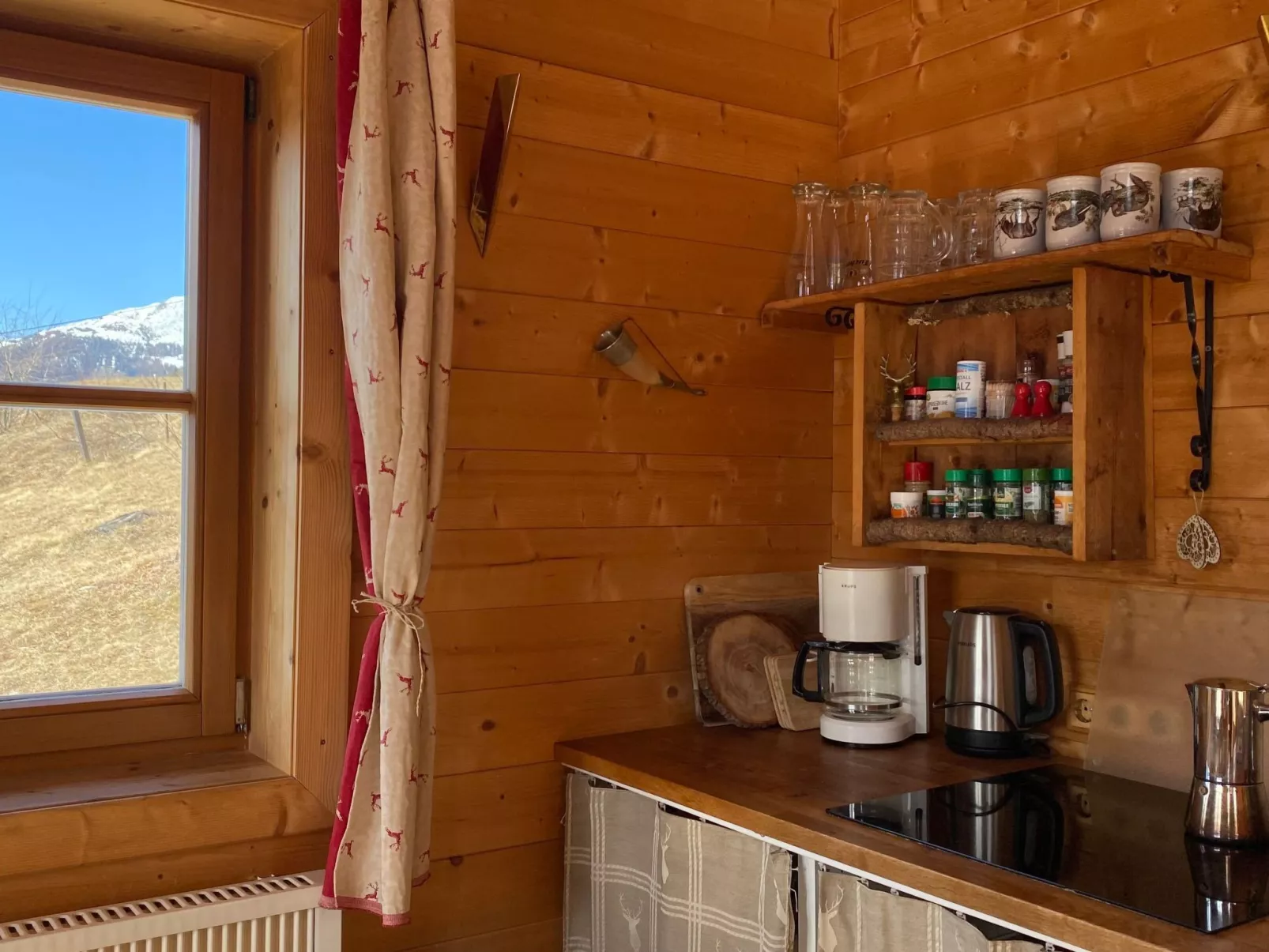 Berghütte mit Blick auf die Berge-Outside