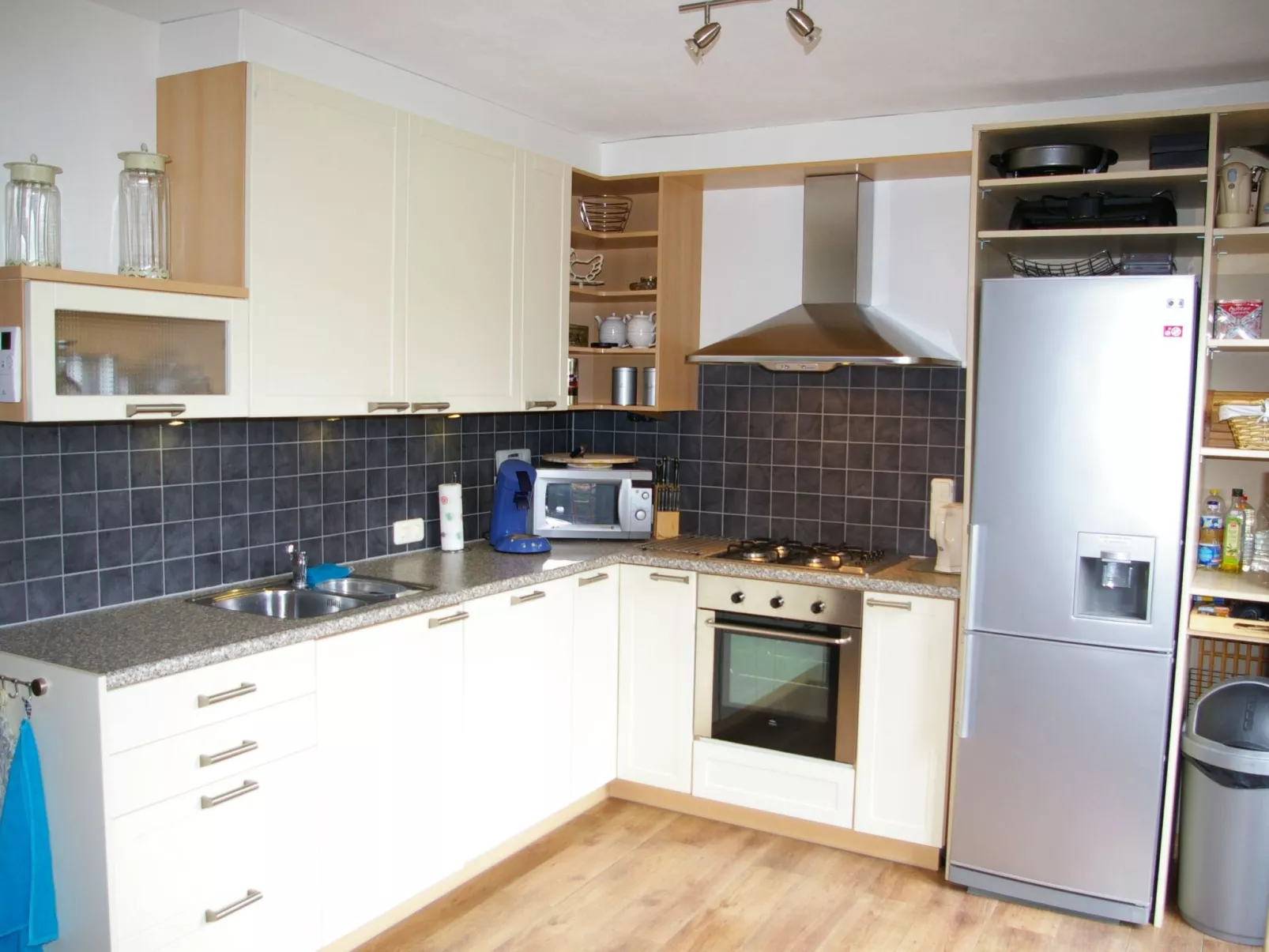 Mit Garten, Grill und Terrasse-Drinnen