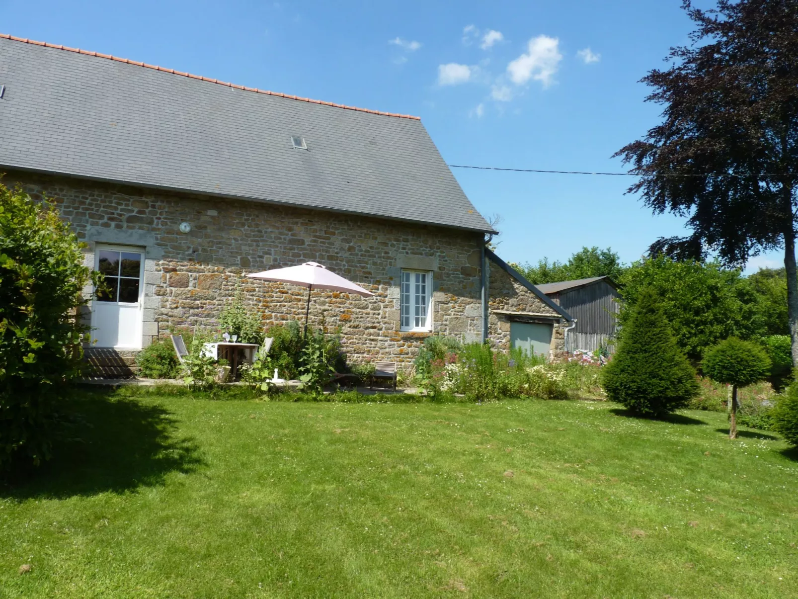 Manoir du Vaugarny in Saint-Étienne-en-Coglès-Outside