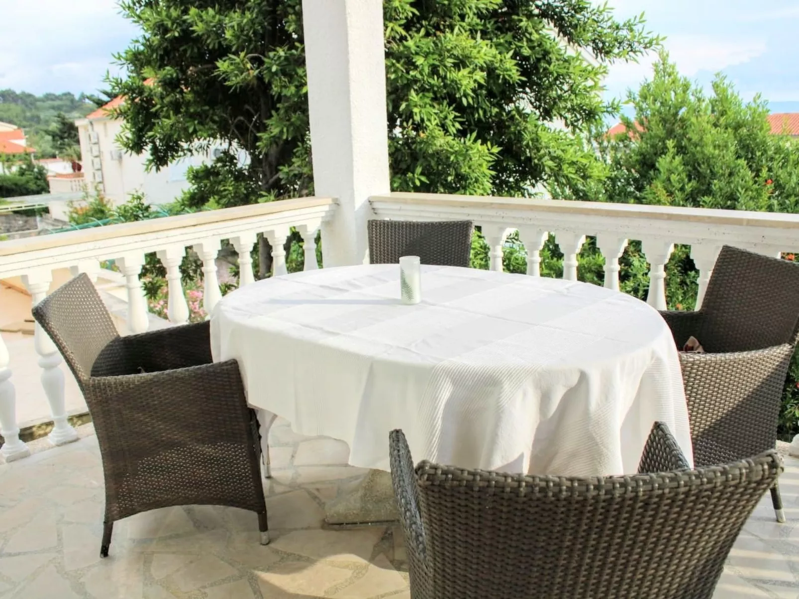 Weiße Idylle auf dem blauen Meer-Dehors